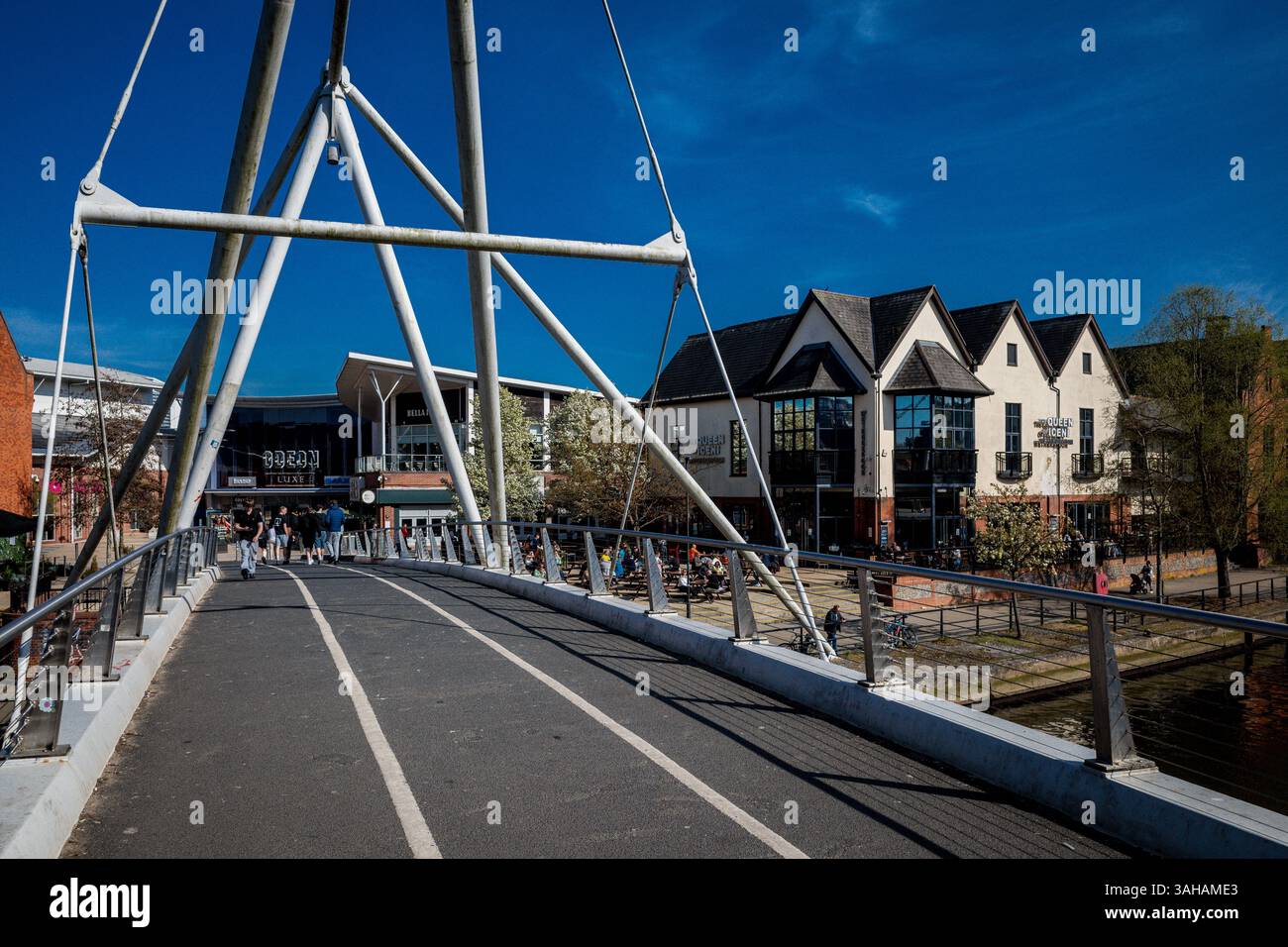 The Queen of Iceni Pub Norwich depuis le pont Lady Julian sur la rivière Wensub - Grand Pub Wetherspoons sur la rivière Wensum dans le centre de Norwich. Banque D'Images