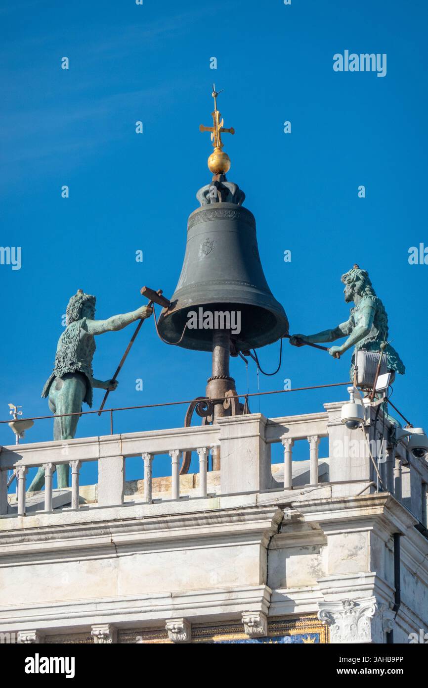 Venise, Italie - 11 décembre 2024 : Tour de l'horloge de St Marc. Les 'Maures' frappant les heures au sommet de la Torre dell'Orologio. Banque D'Images