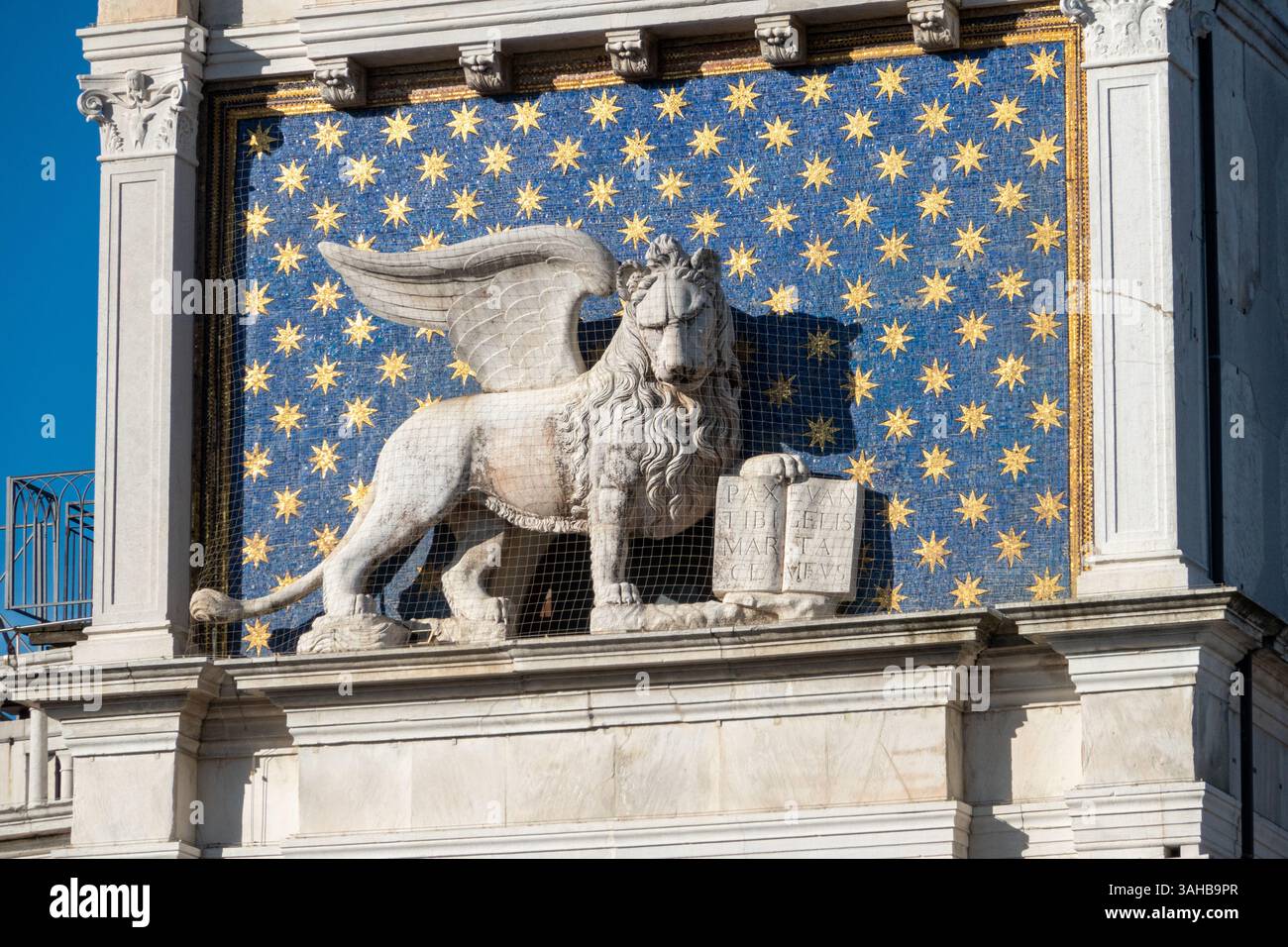 Venise, Italie - 11 décembre 2024 : Lion de Saint Marc à la Torre dell’Orologio. St Marc's Clocktower. La Tour de l'horloge sur la piazza San Marco. Banque D'Images