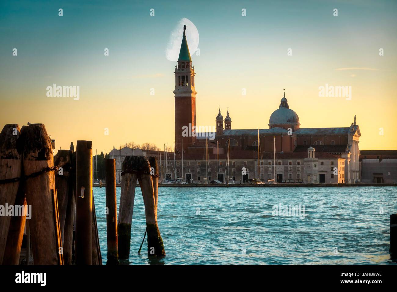 Superbe paysage de la lagune de Venise, Italie, avec coucher de soleil sur la Basilique Di San Giorgio Maggiore Banque D'Images