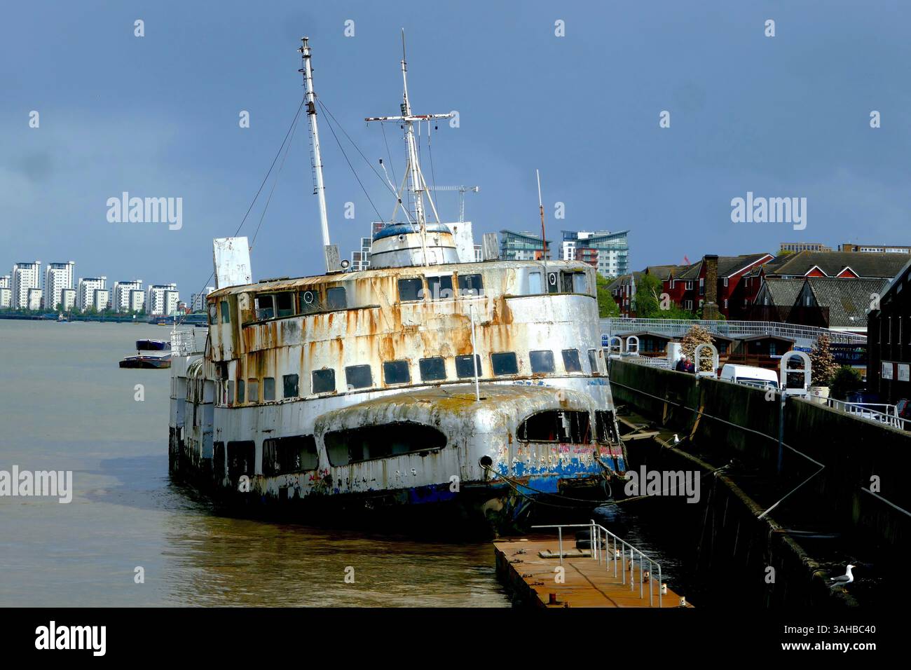 Un ancien ferry Mersey amarré près de la barrière de la Tamise a pris feu. Le MV Royal Iris a accueilli les premières apparitions télévisées des Beatles et Transported que Banque D'Images