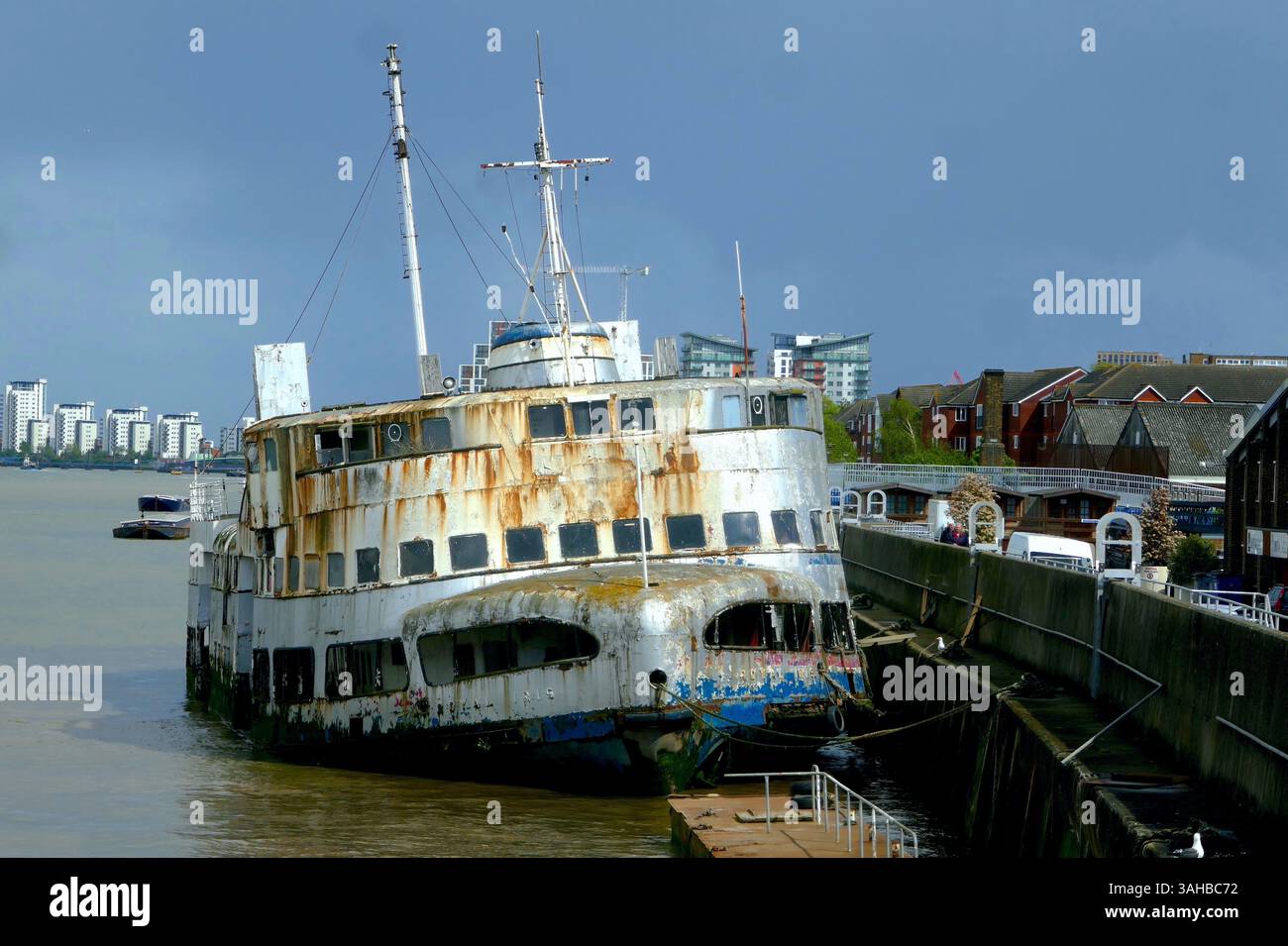 Un ancien ferry Mersey amarré près de la barrière de la Tamise a pris feu. Le MV Royal Iris a accueilli les premières apparitions télévisées des Beatles et Transported que Banque D'Images