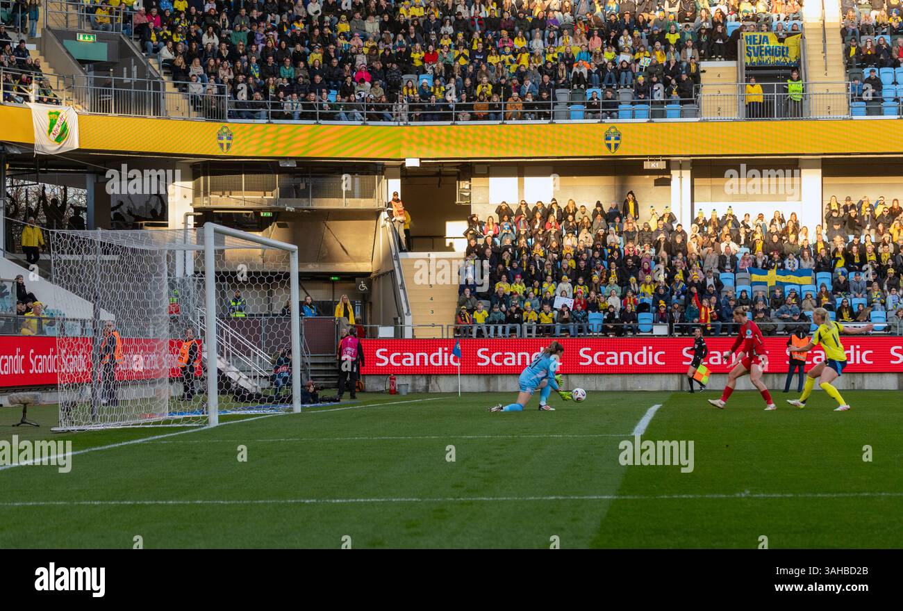 Gothenburg, Suède. 8 avril 2025. Chance de marquer pour la Suède en première mi-temps du match vs en Wales Nations League. Crédit : Per Ljung/Alamy Live News Banque D'Images