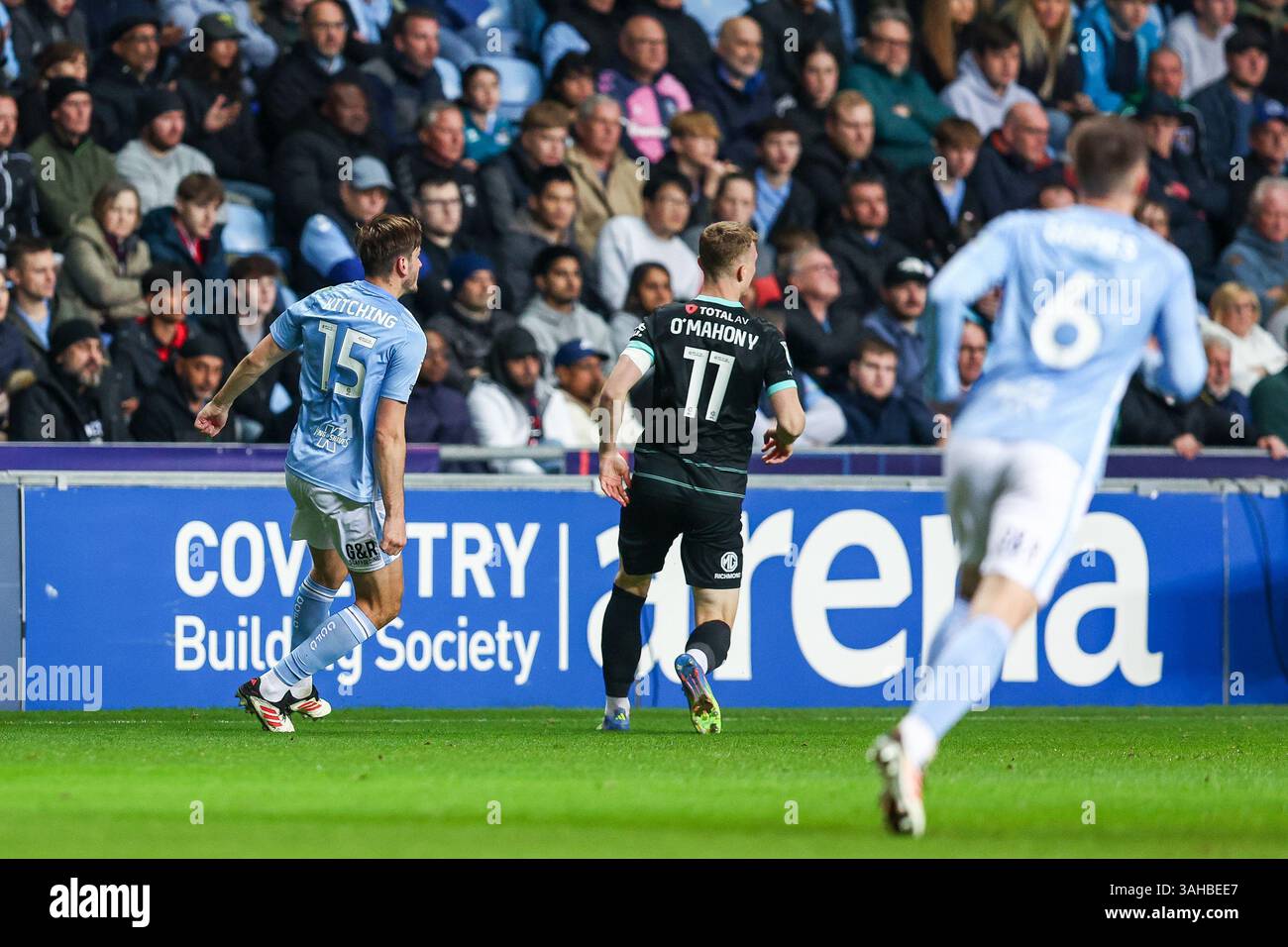 #15, Liam Kitching de Coventry City & #11, Mark O'Mahony de Portsmouth en action comme Coventry City Attack lors du Sky Bet Championship match entre Coventry City et Portsmouth à la Coventry Building Society Arena, Coventry le mercredi 9 avril 2025. (Photo : Stuart Leggett | mi News) crédit : MI News & Sport /Alamy Live News Banque D'Images