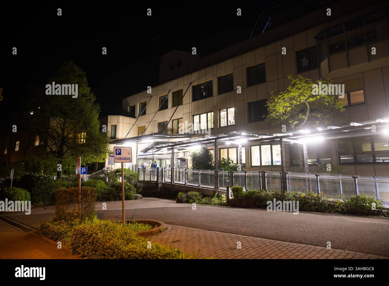 Fribourg, Allemagne. 09th Apr, 2025. La zone d'entrée de l'Hôpital Josef est très éclairée. Cet après-midi, une bombe aérienne de la seconde Guerre mondiale a été retrouvée lors de travaux de construction à Fribourg. Les environs immédiats ont été évacués et les prochaines étapes sont encore en discussion. Crédit : Philipp von Ditfurth/dpa/Alamy Live News Banque D'Images
