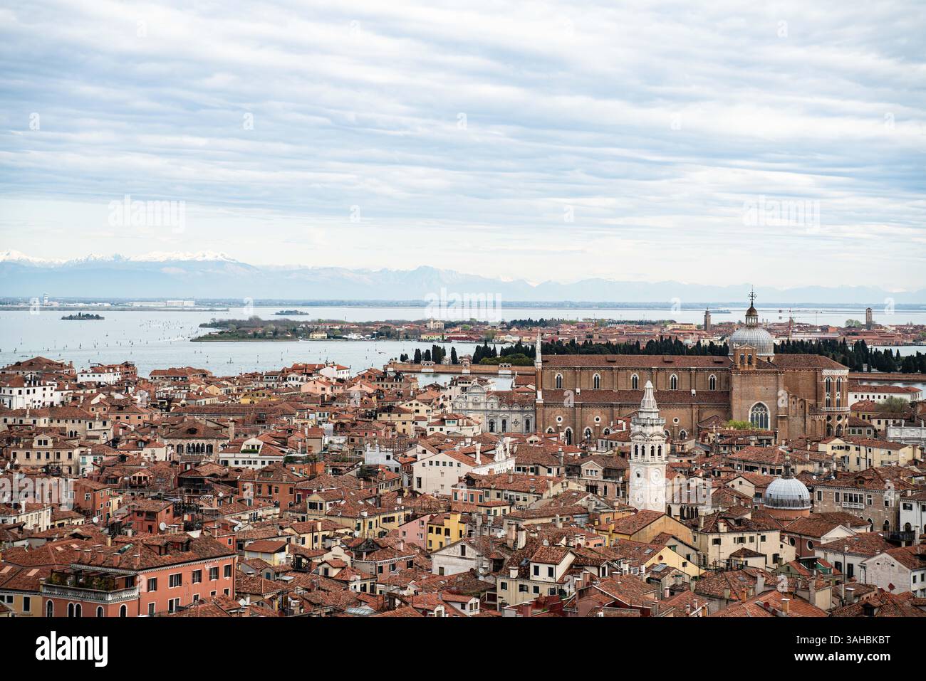 Une impressionnante photographie aérienne de Venise, en Italie, mettant l'accent sur la mer des toits de tuiles rouges qui définissent son centre historique. L'image s'étend pour inclure Banque D'Images