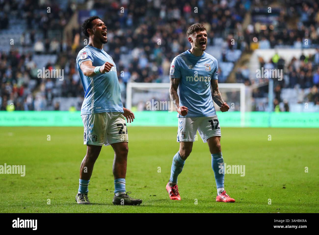 Milan van Ewijk de Coventry City et Jamie Paterson de Coventry City célèbrent la victoire de leur équipe après le match du Sky Bet Championship Coventry City vs Portsmouth à Coventry Building Society Arena, Coventry, Royaume-Uni, le 9 avril 2025 (photo de Gareth Evans/News images) Banque D'Images
