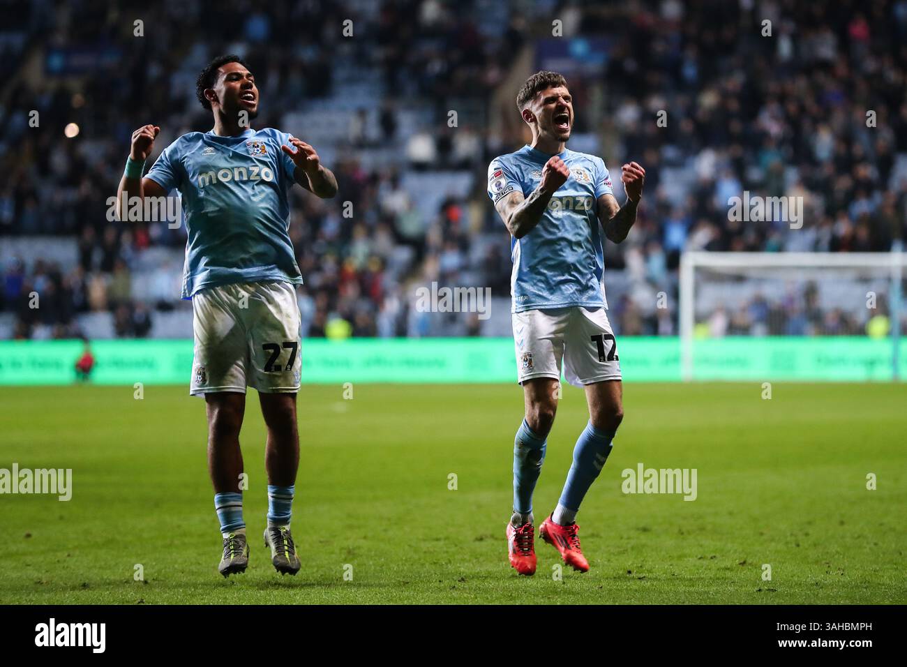 Coventry, Royaume-Uni. 09th Apr, 2025. Milan van Ewijk de Coventry City et Jamie Paterson de Coventry City célèbrent la victoire de leur équipe après le match du Sky Bet Championship Coventry City vs Portsmouth à Coventry Building Society Arena, Coventry, Royaume-Uni, le 9 avril 2025 (photo de Gareth Evans/News images) à Coventry, Royaume-Uni, le 9/04/2025. (Photo de Gareth Evans/News images/SIPA USA) crédit : SIPA USA/Alamy Live News Banque D'Images