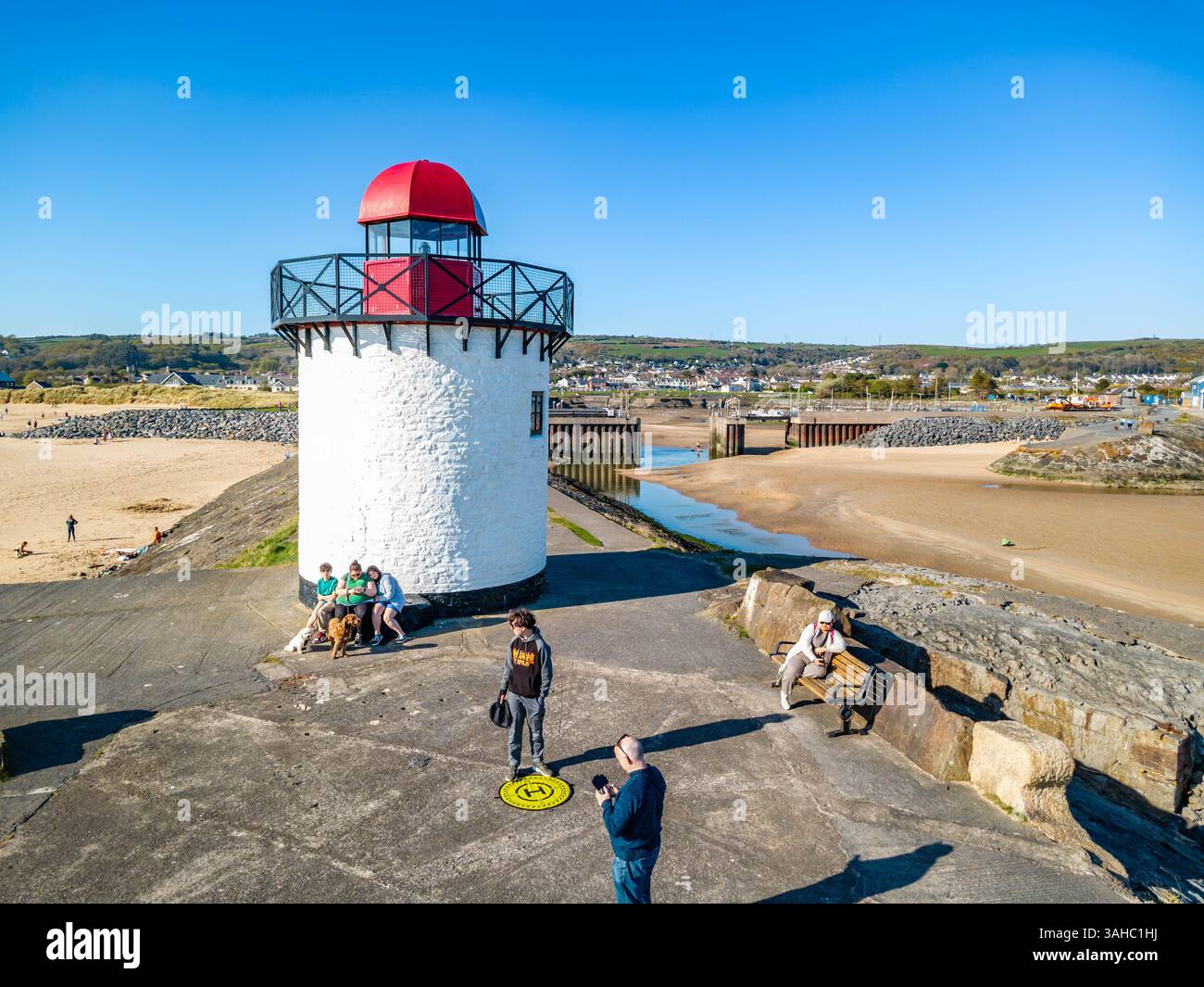 Le phare de Burry Port se dresse sur le brise-lames à l'entrée du port de Burryport dans le Carmarthenshire au sud du pays de Galles. Vu contre un ciel bleu. Banque D'Images
