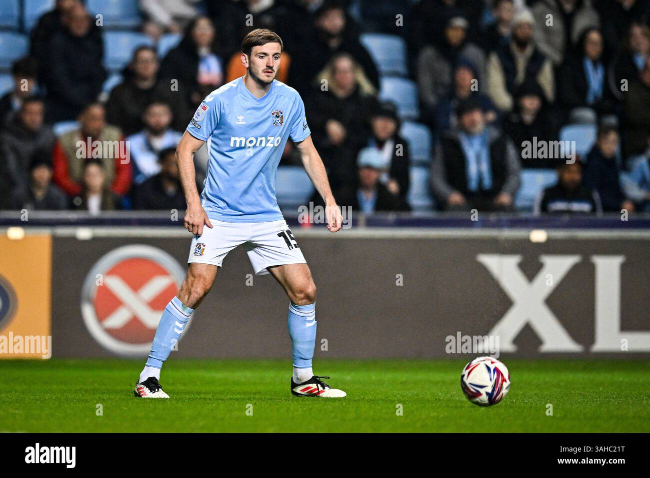 9 avril 2025 ; Coventry Building Society Arena, Coventry, Angleterre ; EFL Championship, Coventry City contre Portsmouth ; Liam Kitching de Coventry sur le ballon Banque D'Images