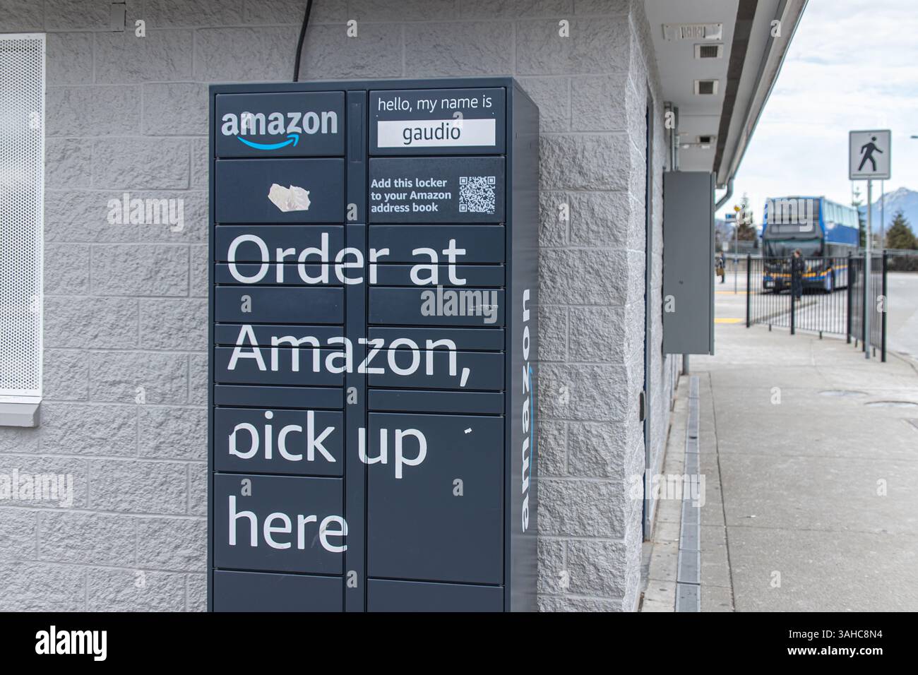 Langley, CANADA - 19 février 2024 : casier Amazon extérieur pour le ramassage des colis des clients, situé à côté d'un trottoir près d'un arrêt de transport en commun. Banque D'Images