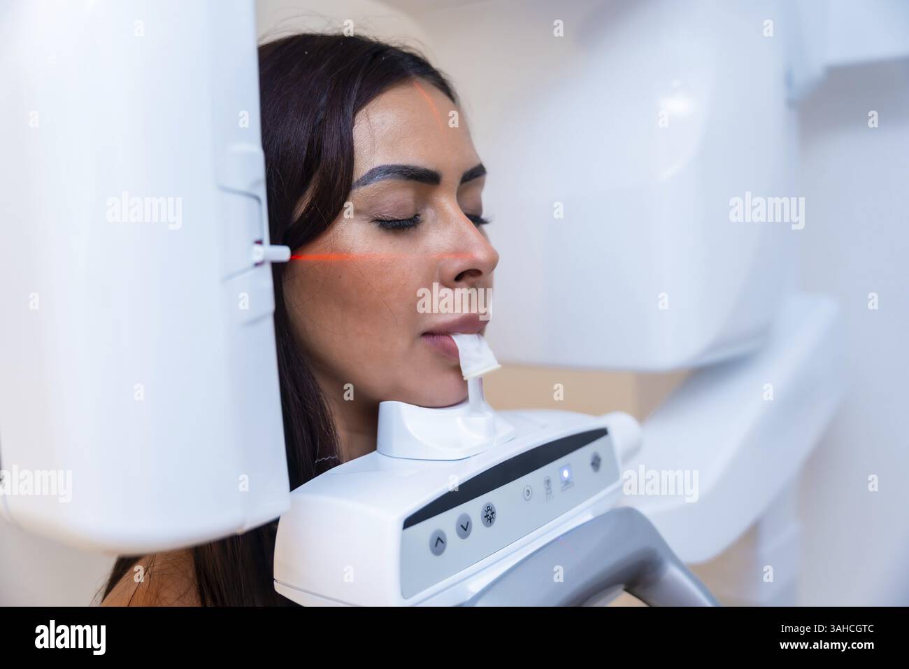 Le patient subit une radiographie dentaire avec un équipement de pointe dans une clinique dentaire moderne, assurant des diagnostics précis pour un traitement optimal Banque D'Images Le patient subit une radiographie dentaire avec un équipement de pointe dans une clinique dentaire moderne, assurant des diagnostics précis pour un traitement optimal Banque D'Images