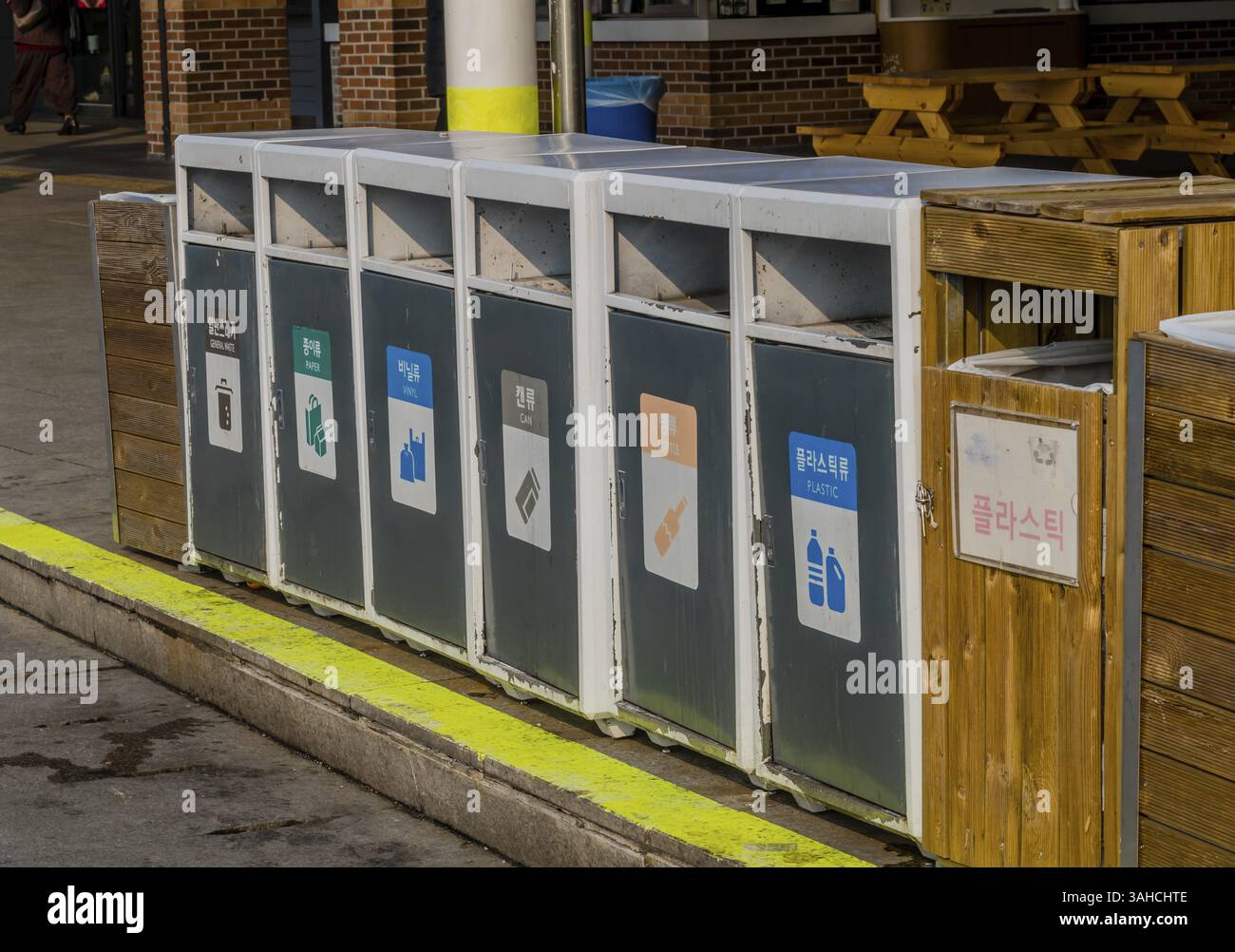 Cheonan, Corée du Sud. 3 janvier 2020 : conteneurs de déchets séparés pour le plastique, le verre, les canettes, le vinyle, le papier et les déchets généraux situés à l'arrêt de repos de la voie express Banque D'Images