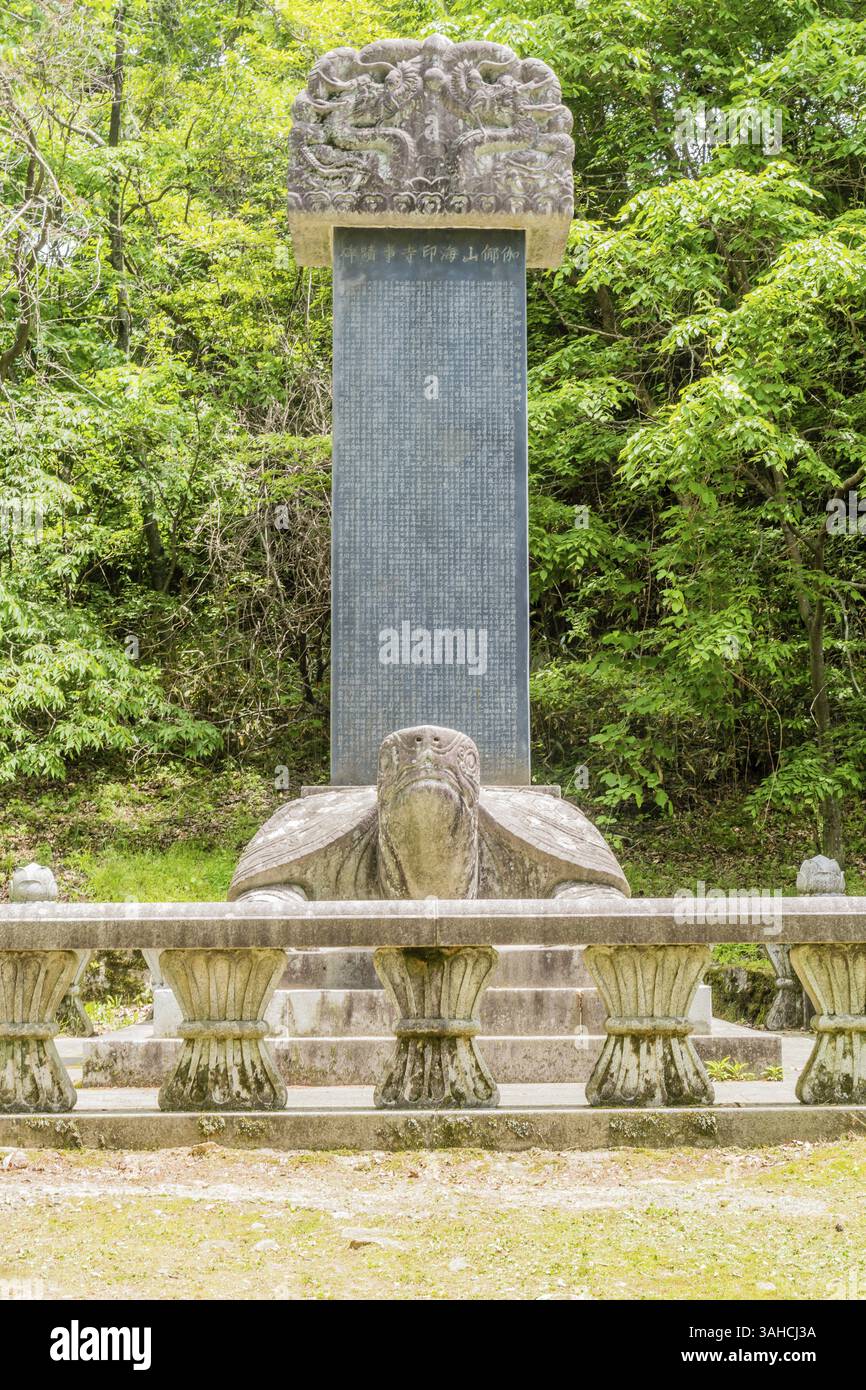 Haeinsa-gil, Corée du Sud. 26 mai 2020 : stèle de tortue géante avec pierre angulaire du dragon et arbres en arrière-plan près du temple Haeinsa Banque D'Images