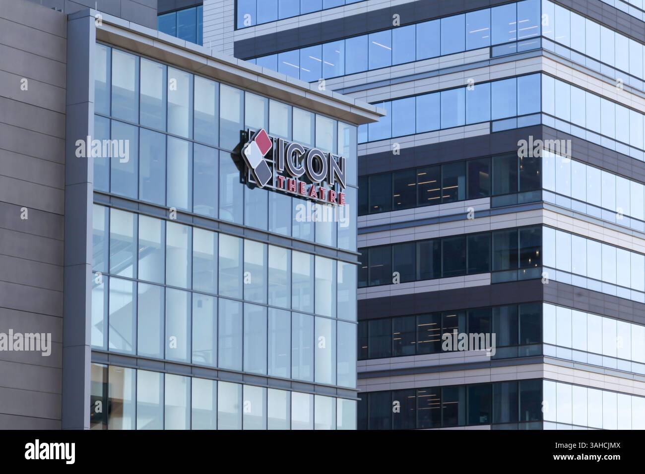 Tysons Corner, Virginie, États-Unis- 1er mars 2020 : showplace ICON Theatre signe sur le bâtiment à Tysons Corner, Virginie, États-Unis. Banque D'Images