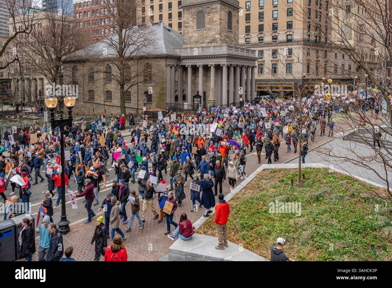 Boston, ma, États-Unis-5 avril 2025 : Hands Off manifestation anti-Trump organisée par le mouvement 50501, indivisible et d'autres groupes. Les foules étaient au nombre de 100 000. Banque D'Images