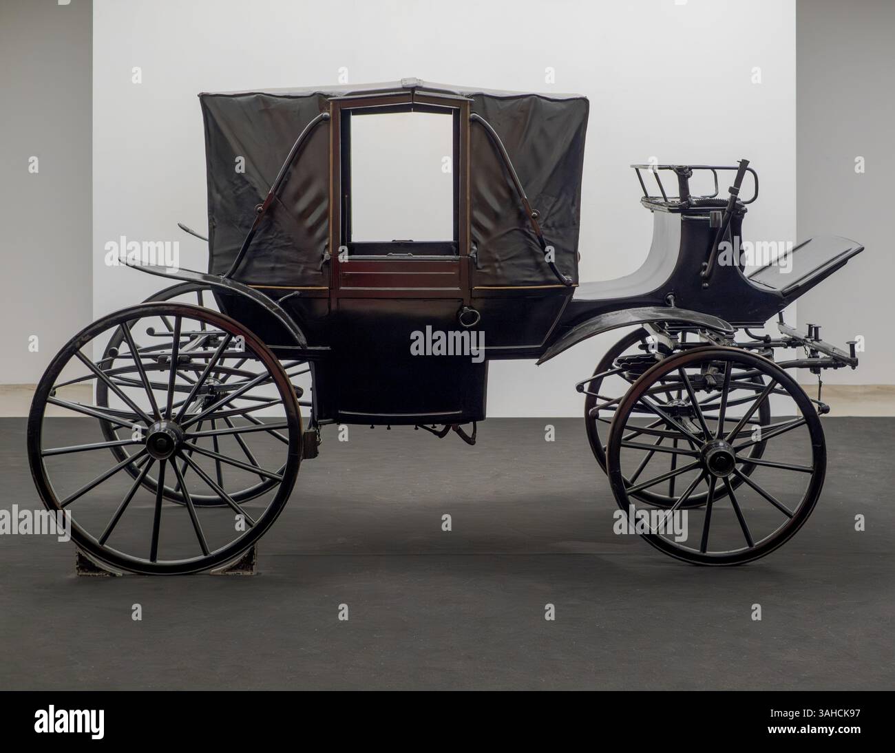 Élégante calèche du XIXe siècle en bois, fer et cuir avec cabine couverte Banque D'Images