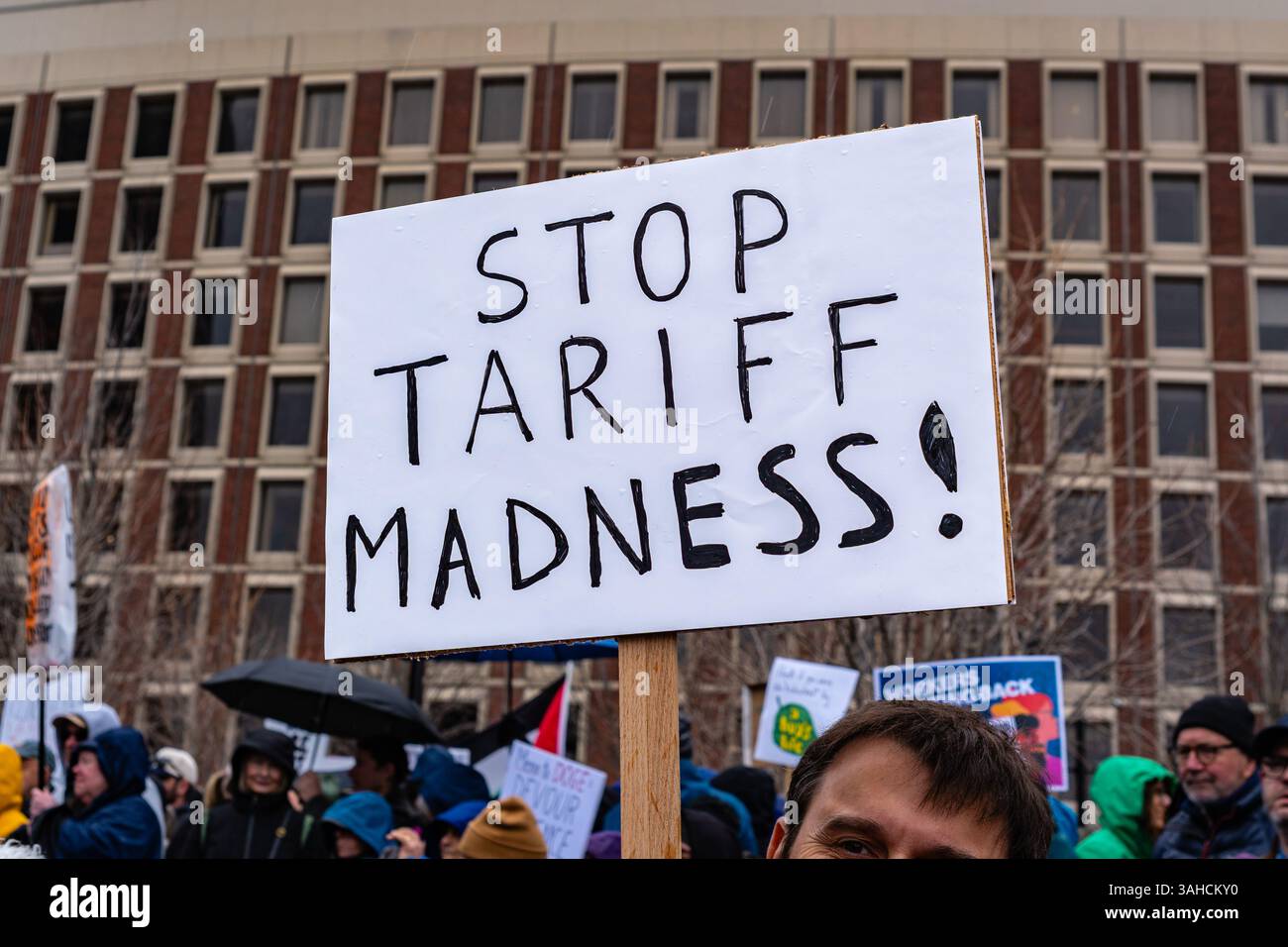 Boston, ma, États-Unis-5 avril 2025 : Hands Off manifestation anti-Trump organisée par le mouvement 50501, indivisible et d'autres groupes. Les foules étaient au nombre de 100 000. Banque D'Images