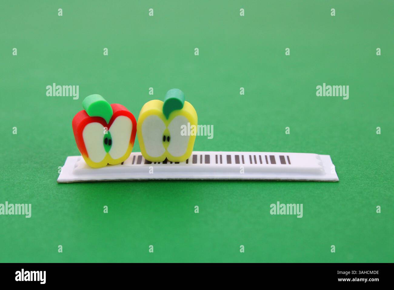 Paire de belles pommes sur code-barres Banque D'Images