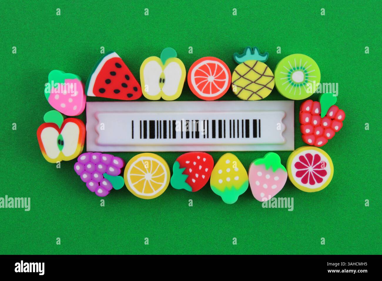 Code-barres entouré de fruits colorés Banque D'Images