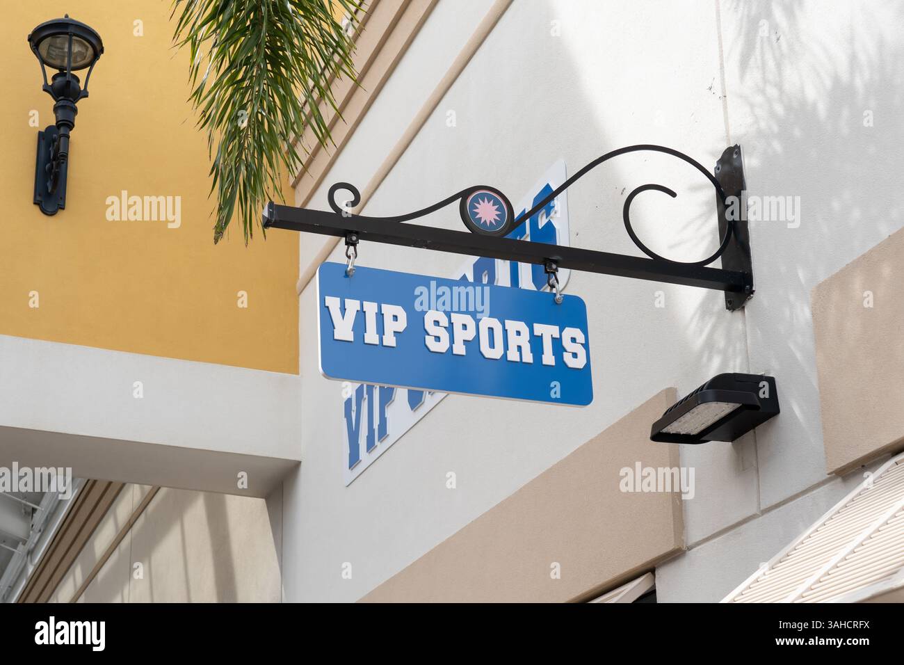 Orlando, Floride, États-Unis - 21 janvier 2022 : gros plan de l'enseigne suspendue du magasin VIP Sports. VIP Sports est un magasin de vêtements de sport. Banque D'Images