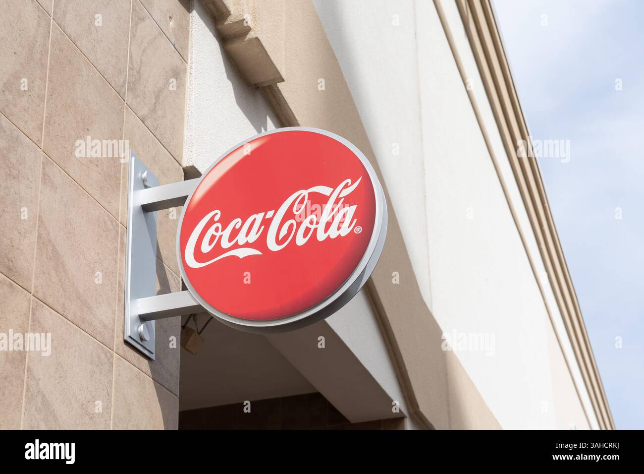 Orlando, Floride, USA- 21 janvier 2022 : le panneau Coca-Cola est vu à Orlando, Floride. The Coca-Cola Company est une société multinationale de boissons. Banque D'Images