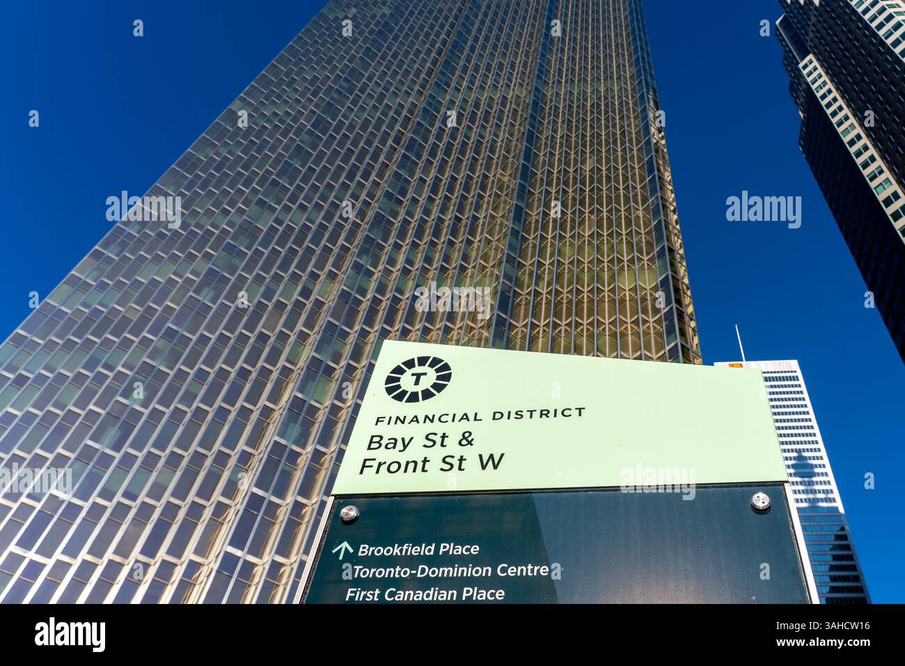 Toronto, Canada - 28 novembre 2020 : enseigne de Financial District Bay et Front réunis W avec bâtiment RBC en arrière-plan à Toronto. Banque D'Images