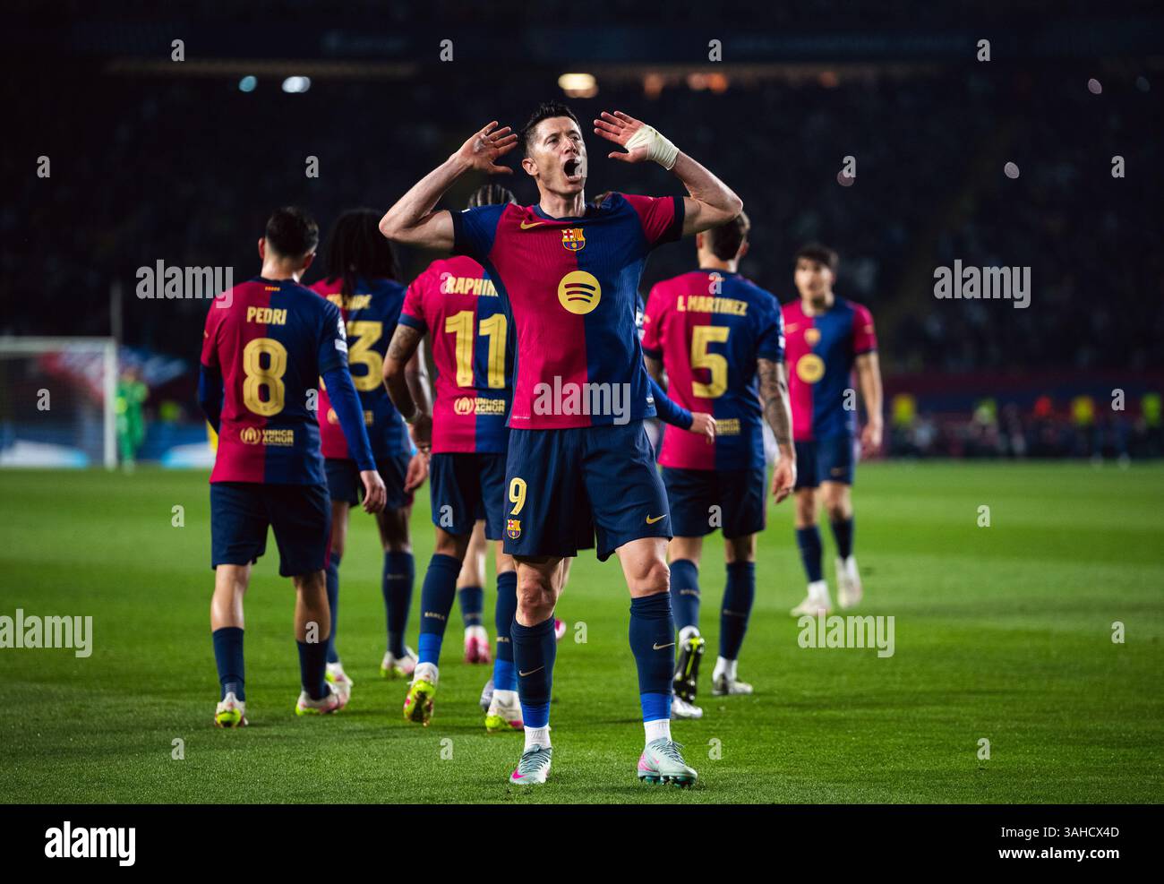Barcelone, Espagne. 9 avril 2025. Robert Lewandowski (avant) du FC Barcelone célèbre son but lors du match de 1ère manche de l'UEFA Champions League entre le FC Barcelone et le Borussia Dortmund à Barcelone, en Espagne, le 9 avril 2025. Crédit : Joan Gosa/Xinhua/Alamy Live News Banque D'Images