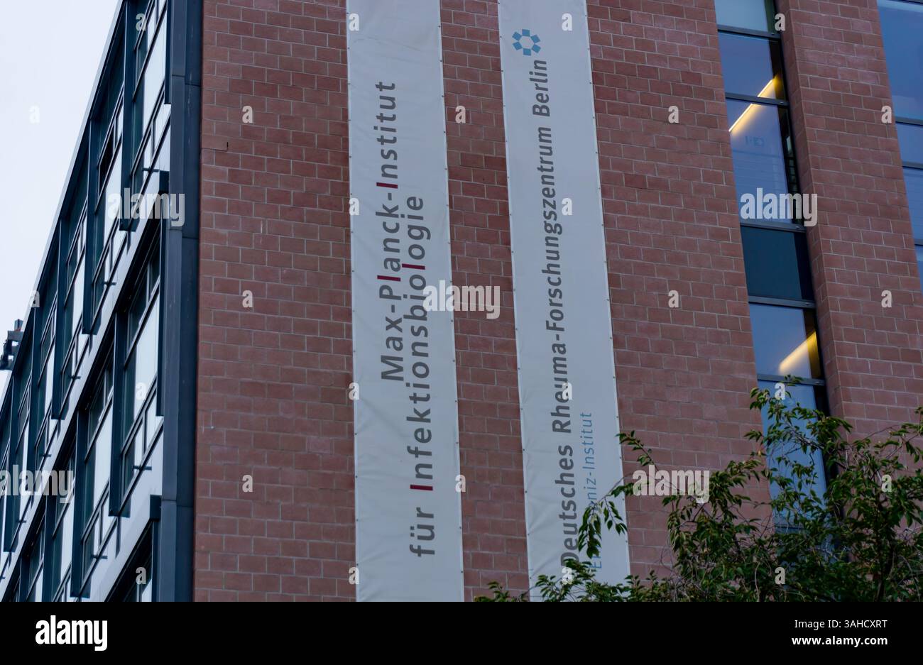 Institut Max Planck pour la biologie des infections et Centre allemand de recherche sur les rhumatismes à Berlin, Allemagne, façade de bâtiment avec des bannières. Banque D'Images