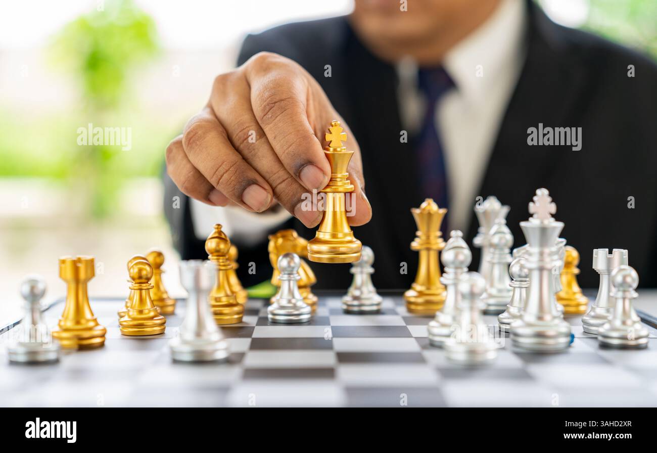 Homme d'affaires déplacer or roi check mate, concept de stratégie d'entreprise et de succès Banque D'Images