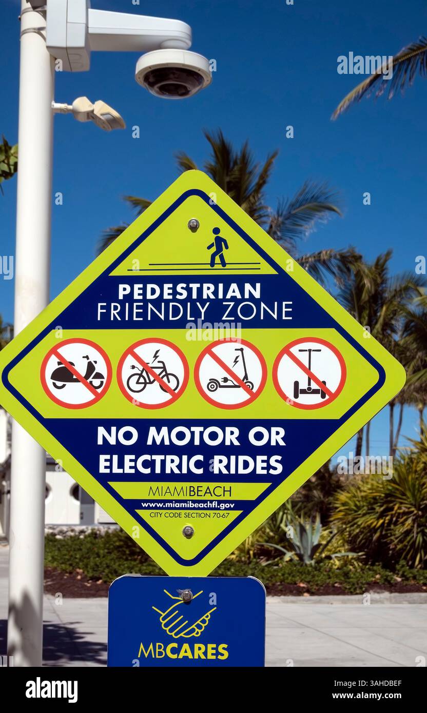 Panneau routier piétonnier Miambi Beach, Miami, Floride, États-Unis Banque D'Images