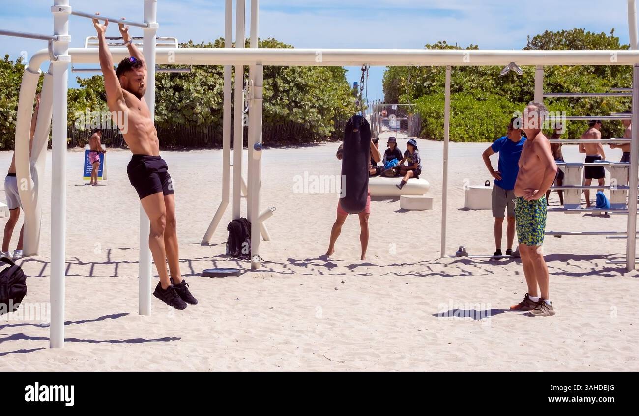 Personnes sur muscle Beach, South Beach, Miami, Floride, États-Unis Banque D'Images