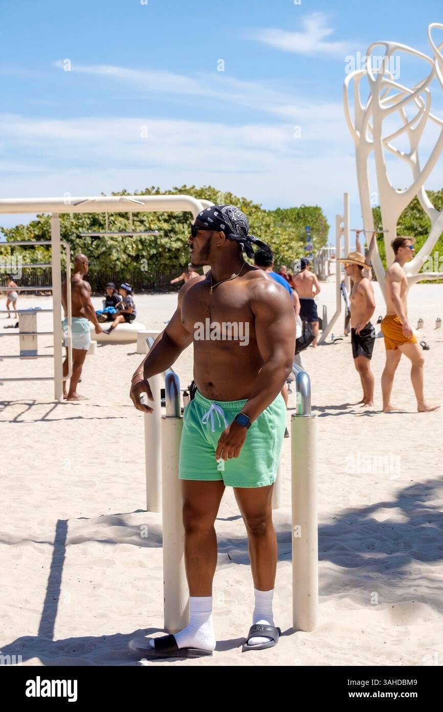 Personnes sur muscle Beach, South Beach, Miami, Floride, États-Unis Banque D'Images