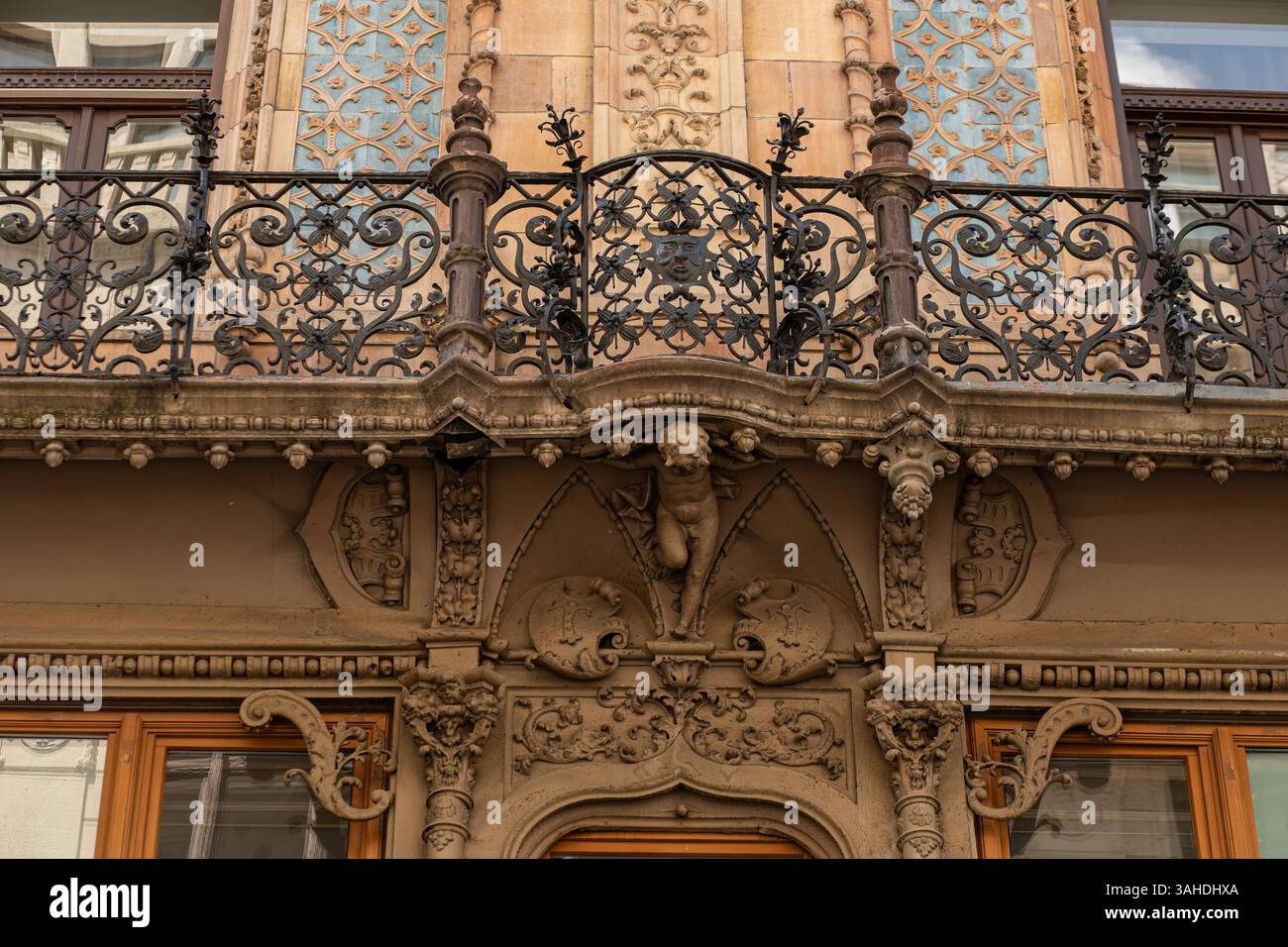 Budapest, Hongrie - 22 mai ,2023 : façade d'un bâtiment historique de la rue Vaci Banque D'Images