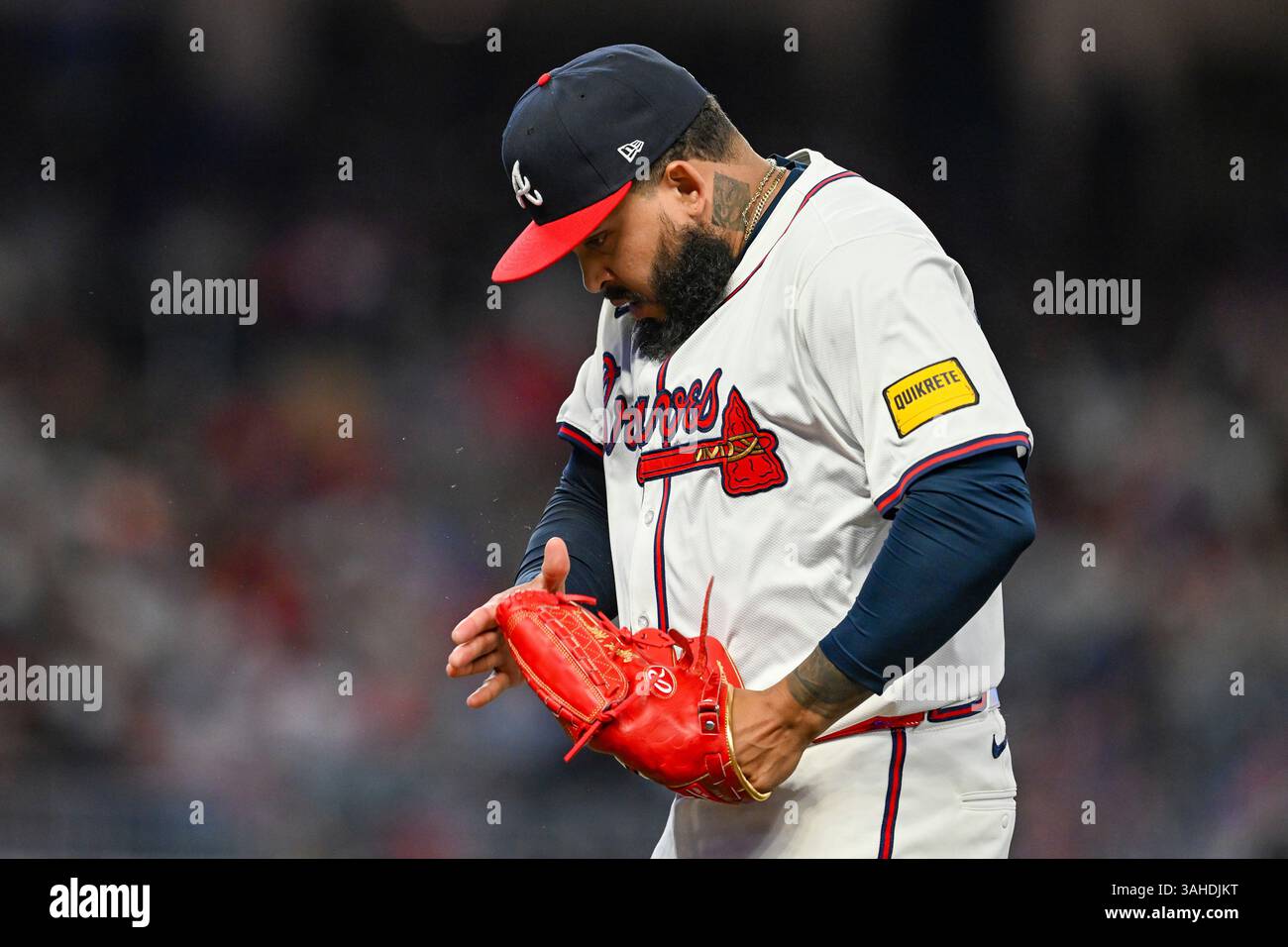 ATLANTA, GA – APRIL 09: Atlanta pitcher Daysbel Hernández (62) reacts during the MLB game between the Philadelphia Phillies and the Atlanta Braves on April 9th, 2025 at Truist Park in Atlanta, GA. (Photo by Rich von Biberstein/Icon Sportswire) (Icon Sportswire via AP Images) Banque D'Images