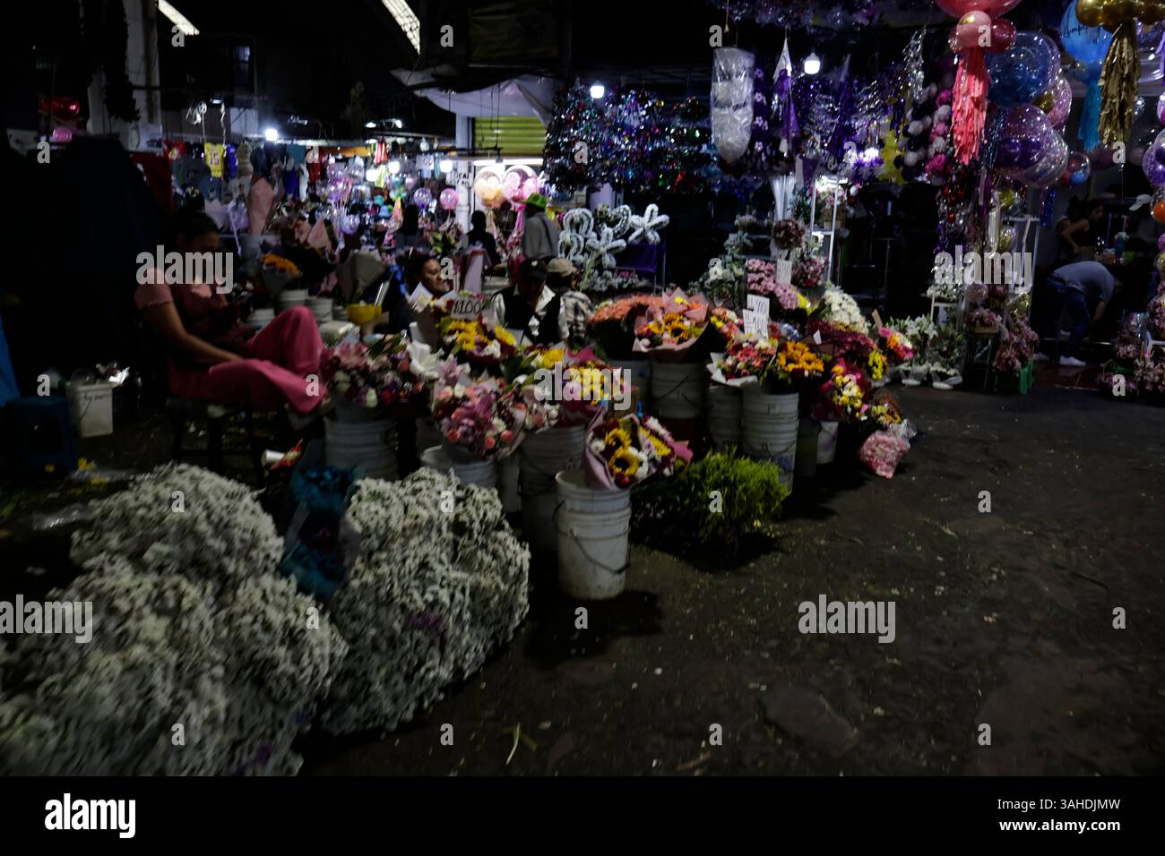 Mexico, CDMX, Mexique. 9 avril 2025. Le marché jamaïcain est célèbre pour ses ventes de fleurs ; cependant, chaque année, il accueille des artisans de Puebla, Guerrero, Oaxaca et Veracruz pour vendre leurs articles religieux faits à la main en palmier. Ces feuilles sont obtenues principalement à partir de la fleur d'hibiscus, qui est séchée après avoir été coupée puis tissée à la main pour créer des figures telles que des croix, des Christs crucifiés, etc Le dimanche des Rameaux est l'une des principales fêtes catholiques qui marque le début de la semaine Sainte ou Semana Santa Credit : Josue Perez/ZUMA Press Wire/ZUMA Wire/Alamy Live News Banque D'Images
