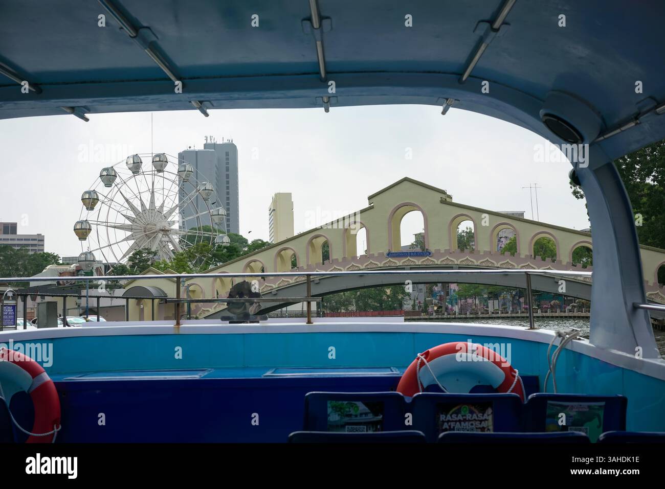 Melaka, Malaisie - 26 mars 2025 : vue de la ville de Melaka depuis la promenade en bateau de la croisière sur la rivière Melaka. Banque D'Images