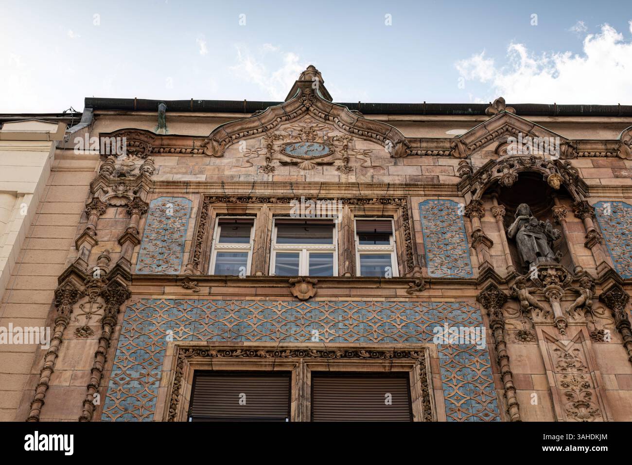 Budapest, Hongrie - 22 mai ,2023 : façade d'un bâtiment historique de la rue Vaci Banque D'Images