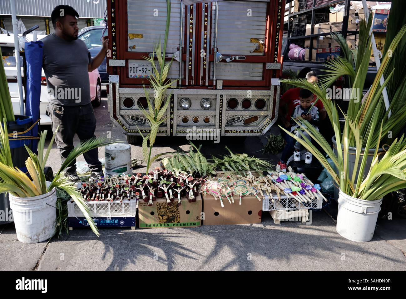Mexico, CDMX, Mexique. 9 avril 2025. Le marché jamaïcain est célèbre pour ses ventes de fleurs ; cependant, chaque année, il accueille des artisans de Puebla, Guerrero, Oaxaca et Veracruz pour vendre leurs articles religieux faits à la main en palmier. Ces feuilles sont obtenues principalement à partir de la fleur d'hibiscus, qui est séchée après avoir été coupée puis tissée à la main pour créer des figures telles que des croix, des Christs crucifiés, etc Le dimanche des Rameaux est l'une des principales fêtes catholiques qui marque le début de la semaine Sainte ou Semana Santa Credit : Josue Perez/ZUMA Press Wire/ZUMA Wire/Alamy Live News Banque D'Images