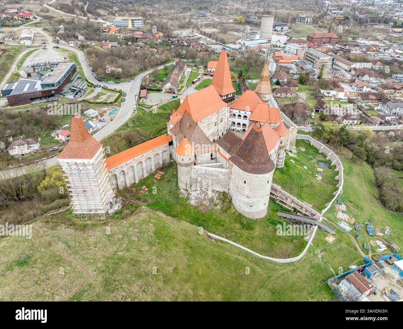 La pierre et la structure du château de Hunedoara : un aperçu architectural Banque D'Images