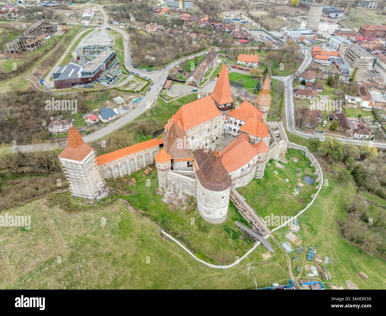 La pierre et la structure du château de Hunedoara : un aperçu architectural Banque D'Images