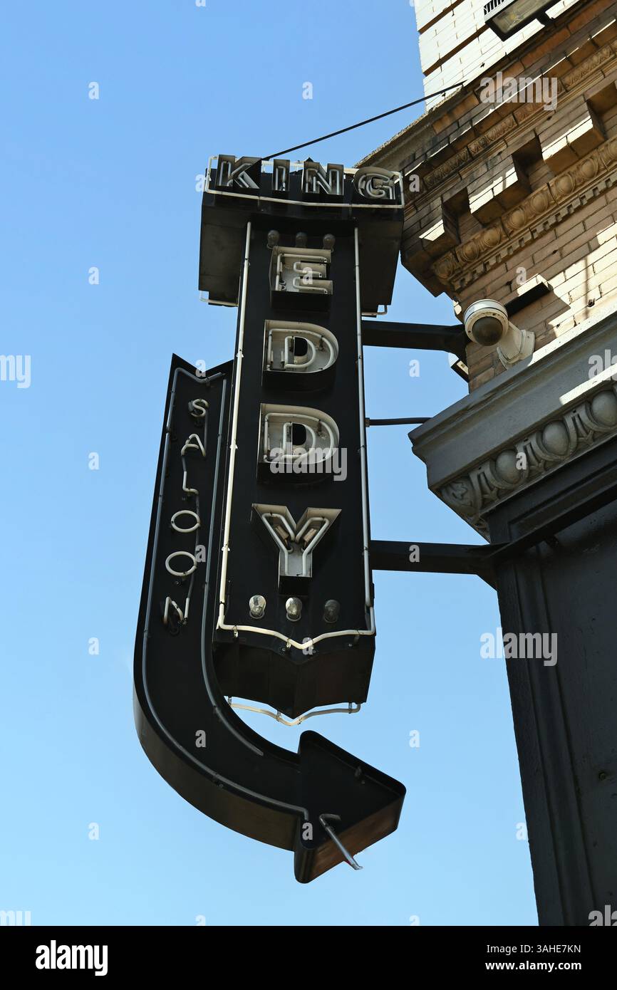 LOS ANGELES, CALIFORNIE - 7 avril 2025 : panneau King Eddy Saloon au bar historique de l'hôtel, à côté de la rangée de skid dans le centre-ville de Los Angeles. Banque D'Images