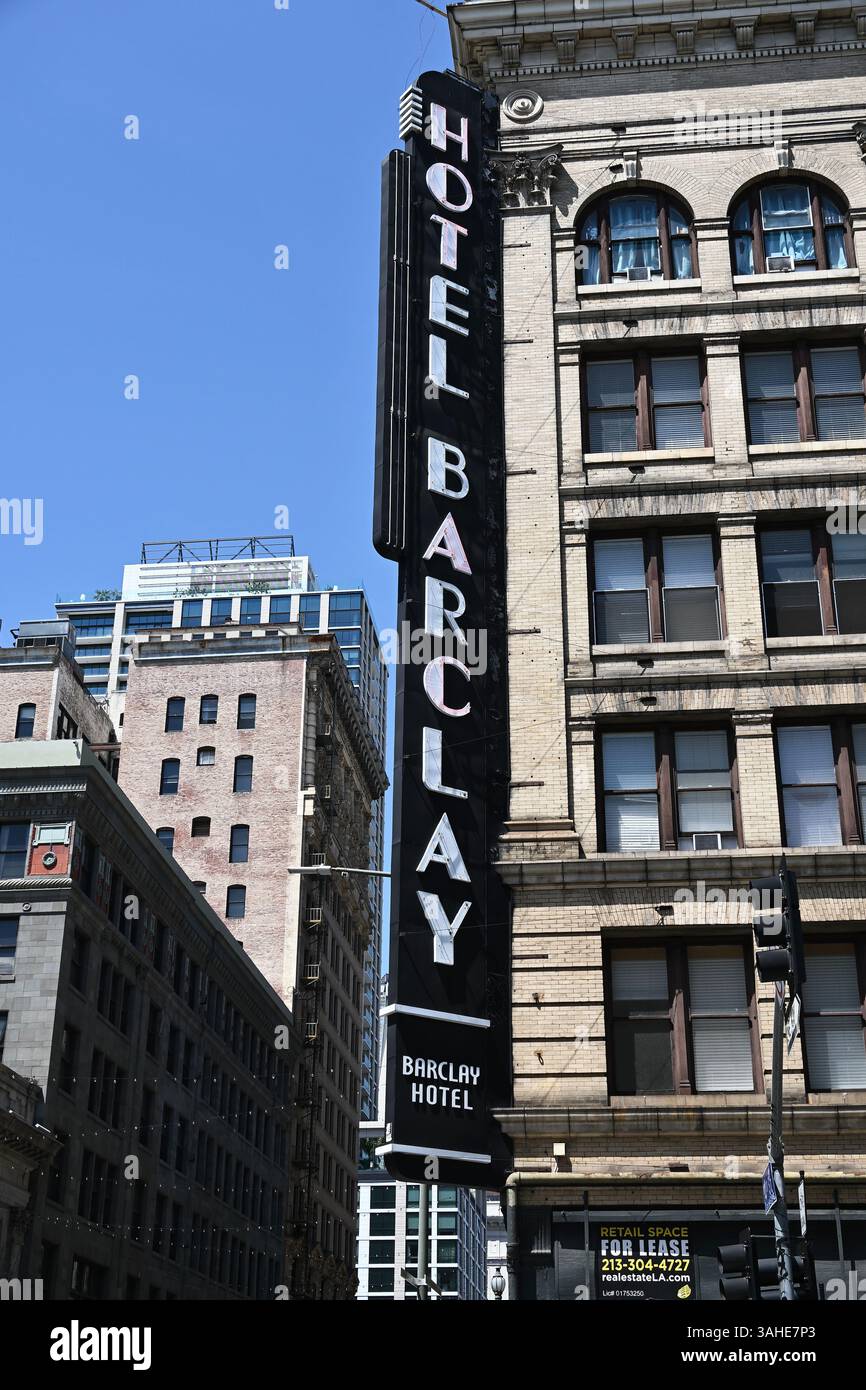 LOS ANGELES, CALIFORNIE - 7 avril 2025 : Hôtel Barclay dans le centre-ville de Los Angeles, ouvert sous le nom de Van Nuys Hôtel en 1897 et a été le premier dans la ville à HAV Banque D'Images