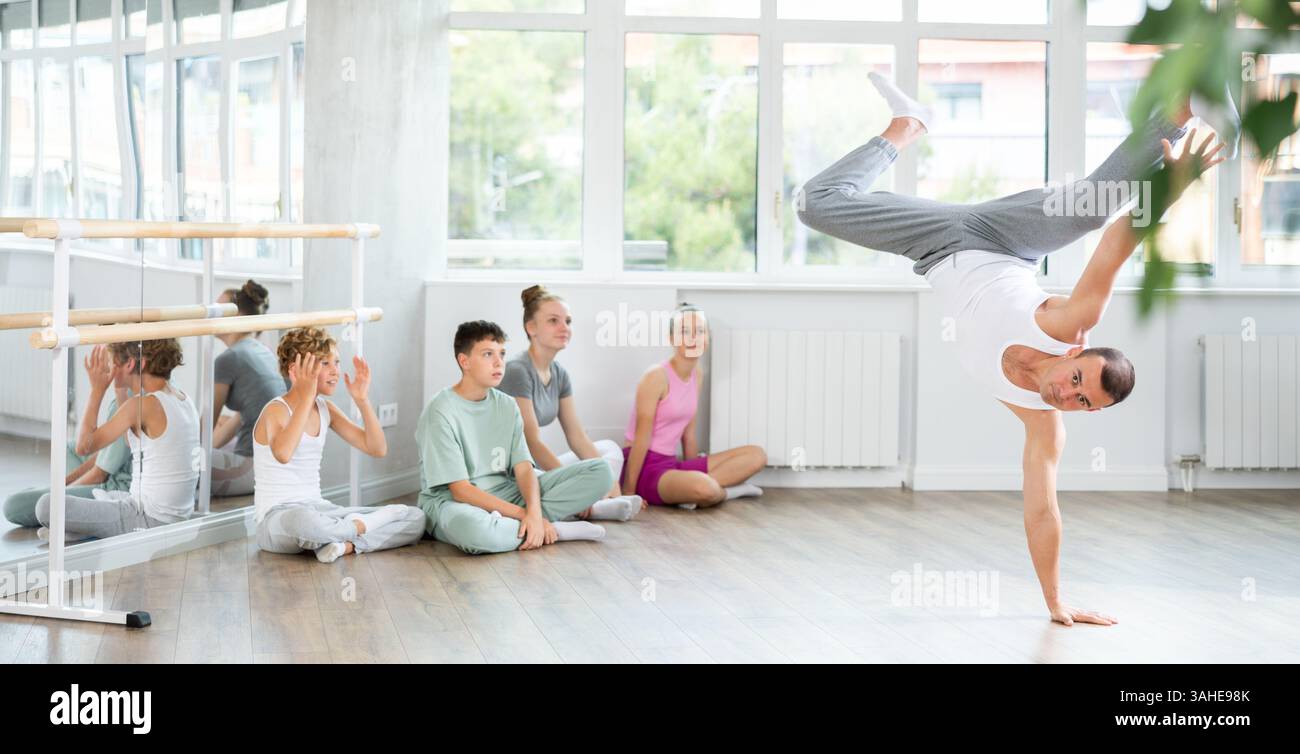 Danseur masculin exécutant la pirouette devant la classe Banque D'Images