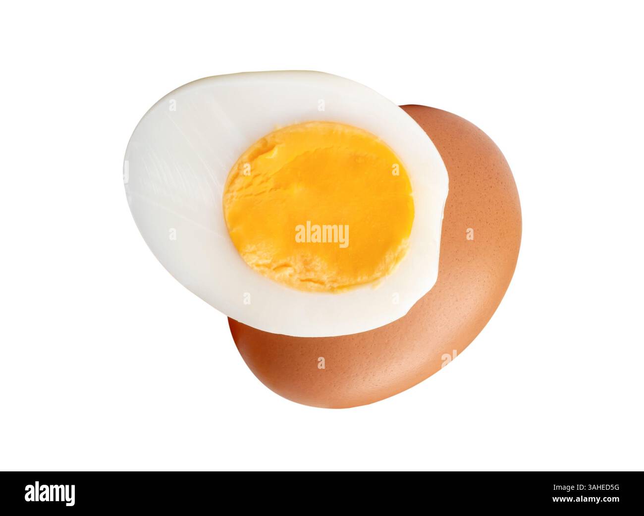 Vue avant des œufs de poule brun crus et œuf de poule cuit ou bouilli avec jaune d'oeuf en deux dans la pile est isolé sur fond blanc avec tapotement de coupe Banque D'Images