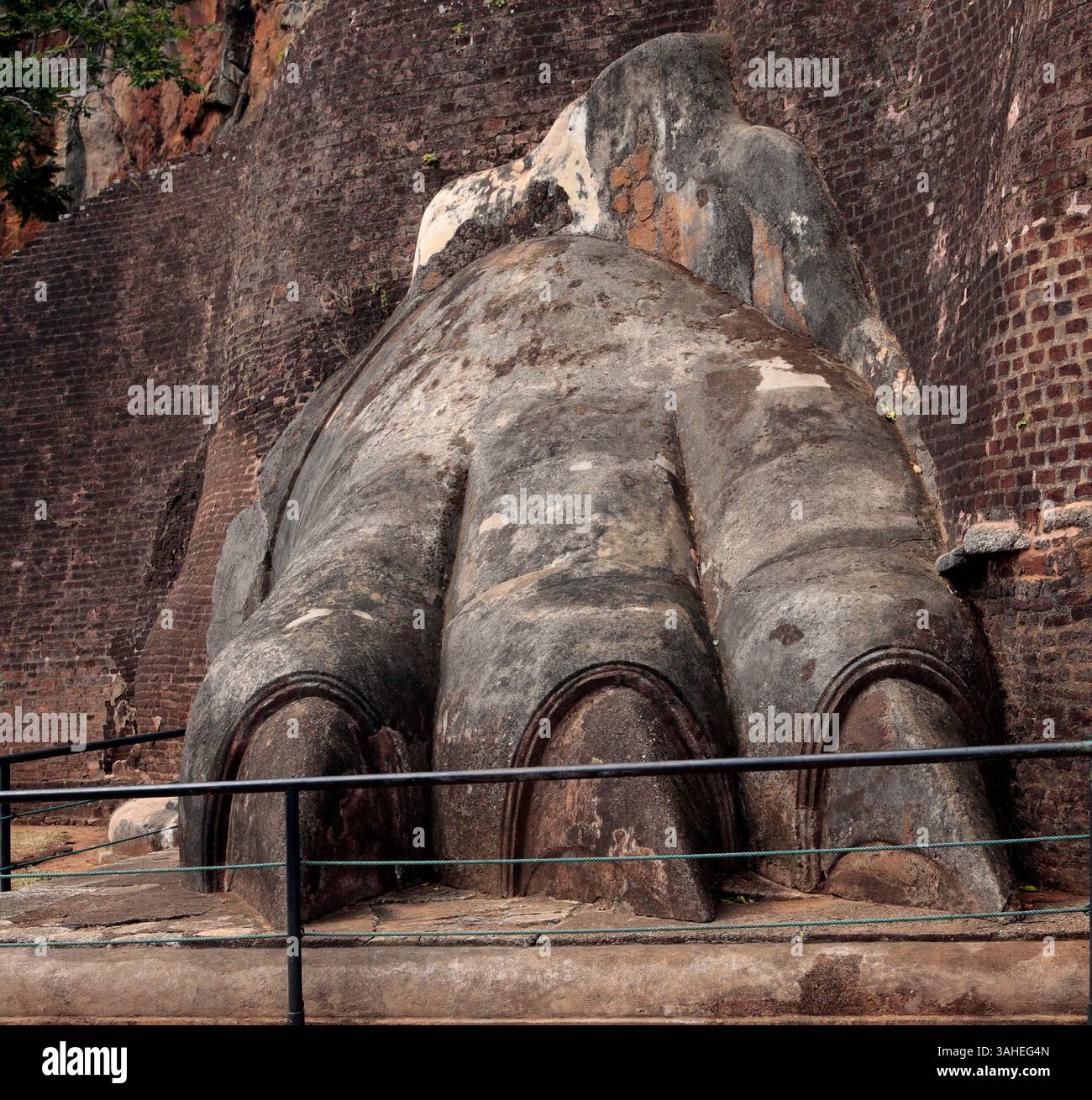 Sri Lanka. Sirigiya. Pattes de lion géantes à l'entrée de la forteresse. 5ème siècle. Banque D'Images