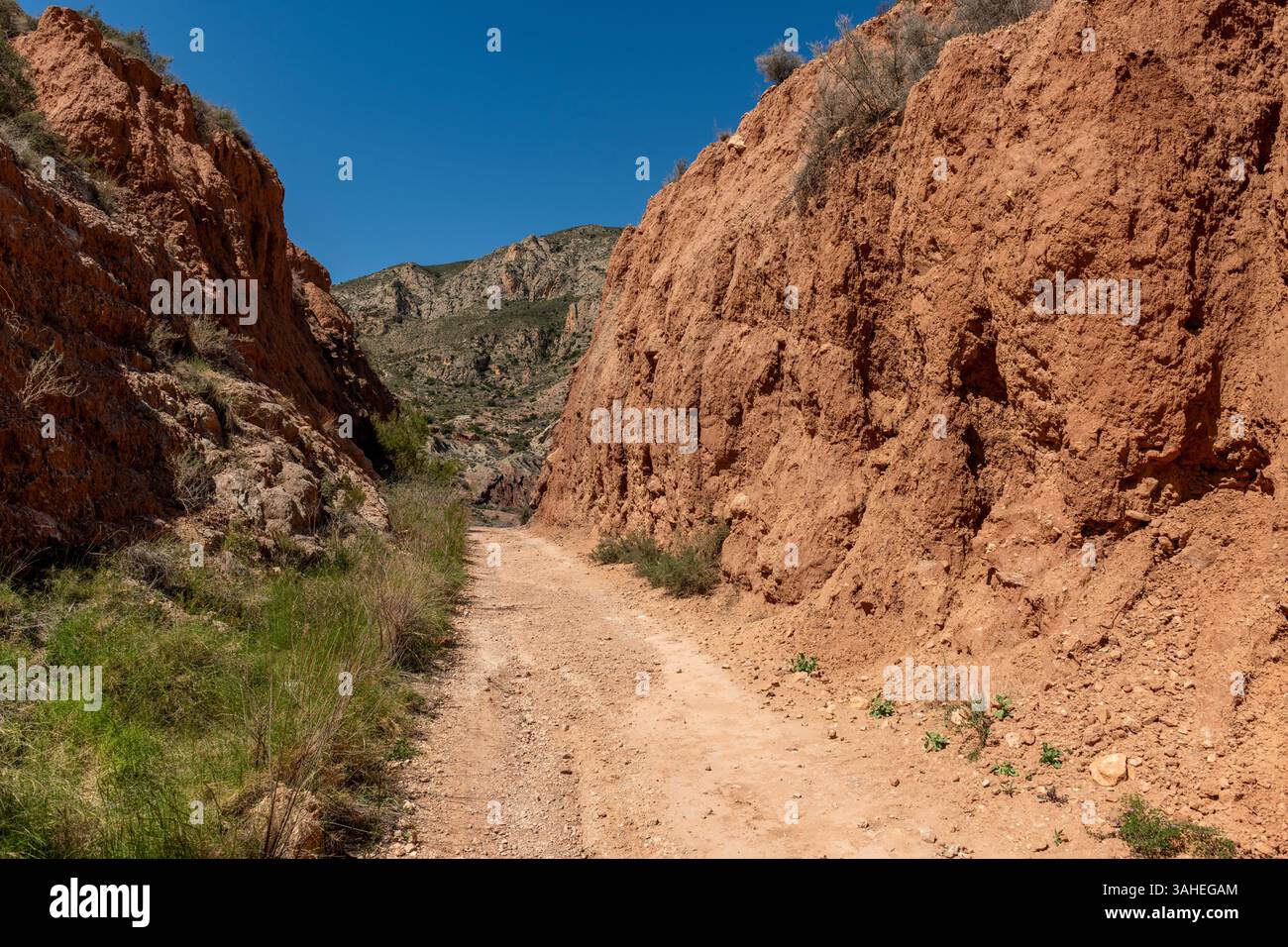 Beau paysage avec chemin de terre de gravier sinueux, Costa Blanca Banque D'Images