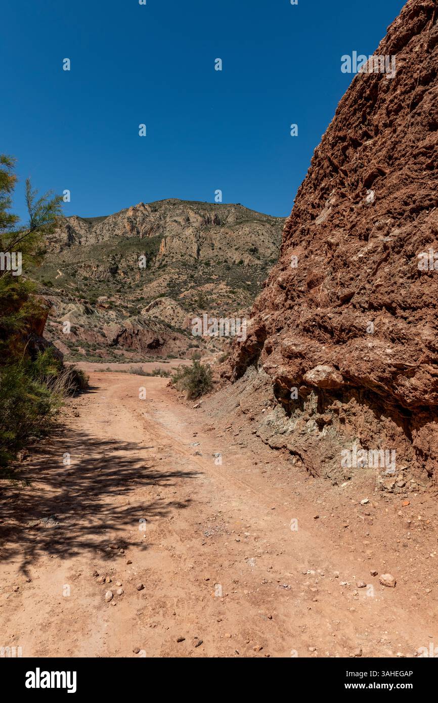 Beau paysage avec chemin de terre de gravier sinueux, Costa Blanca Banque D'Images