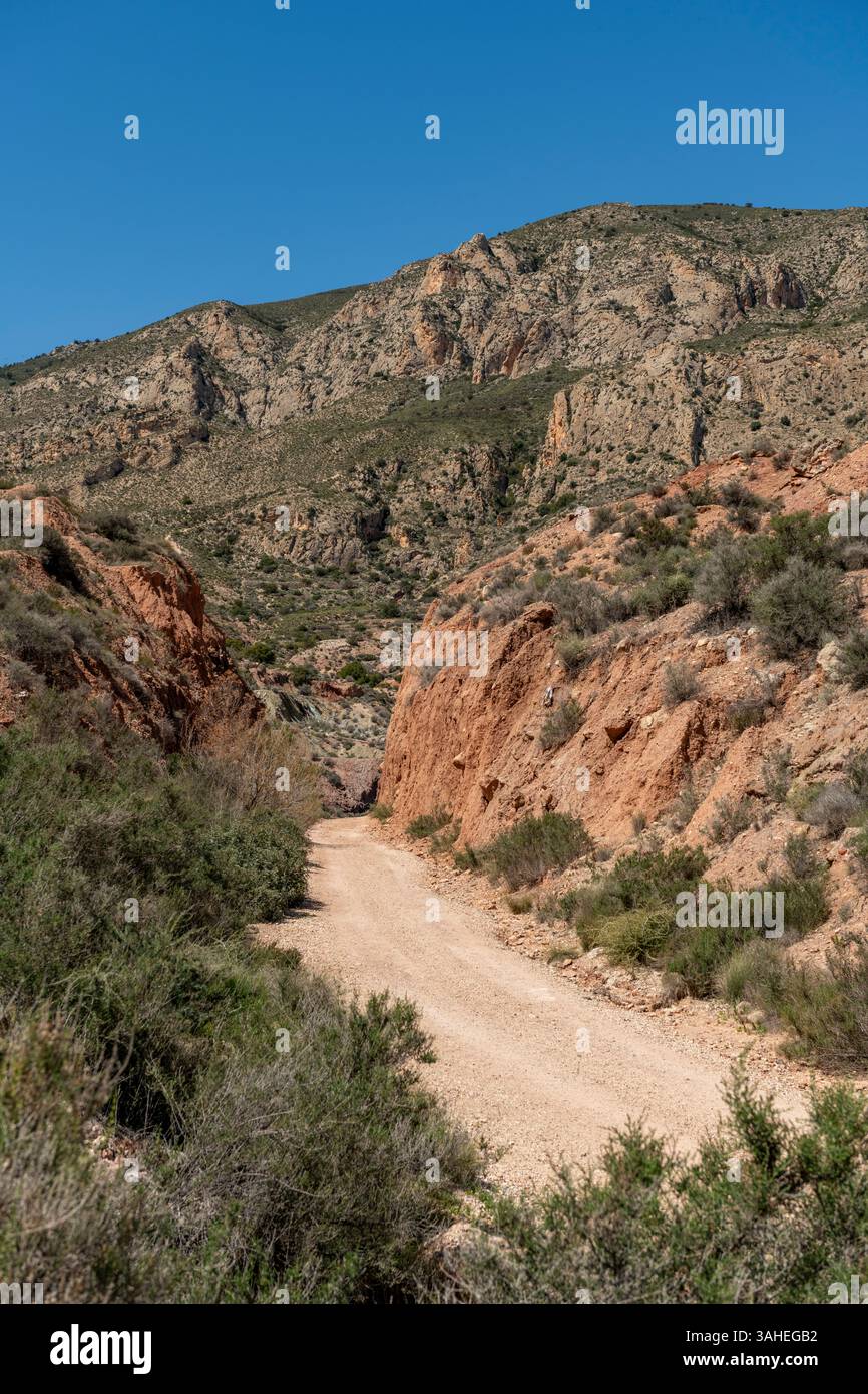 Beau paysage avec chemin de terre de gravier sinueux, Costa Blanca Banque D'Images