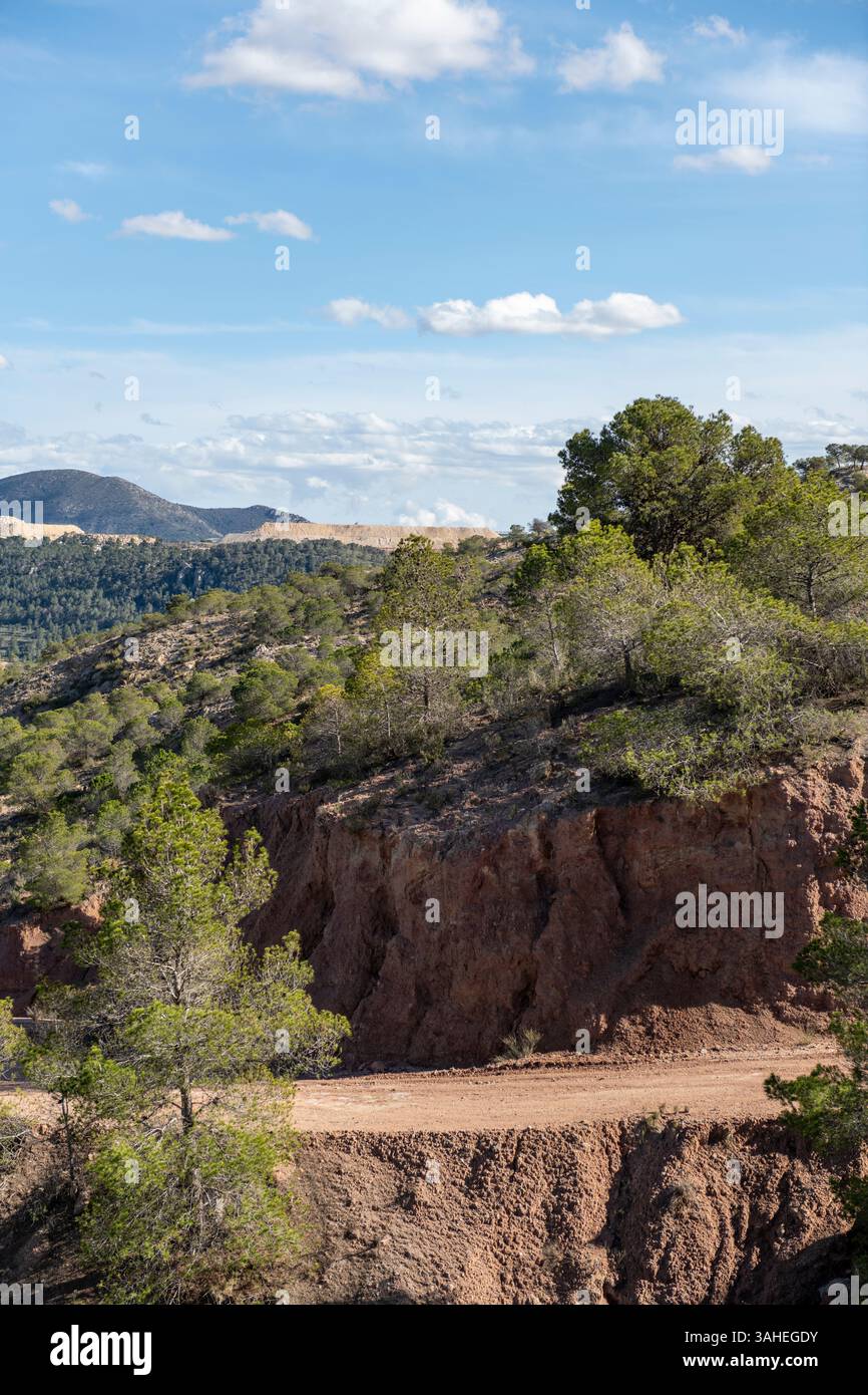 Beau paysage avec chemin de terre de gravier sinueux, Costa Blanca Banque D'Images